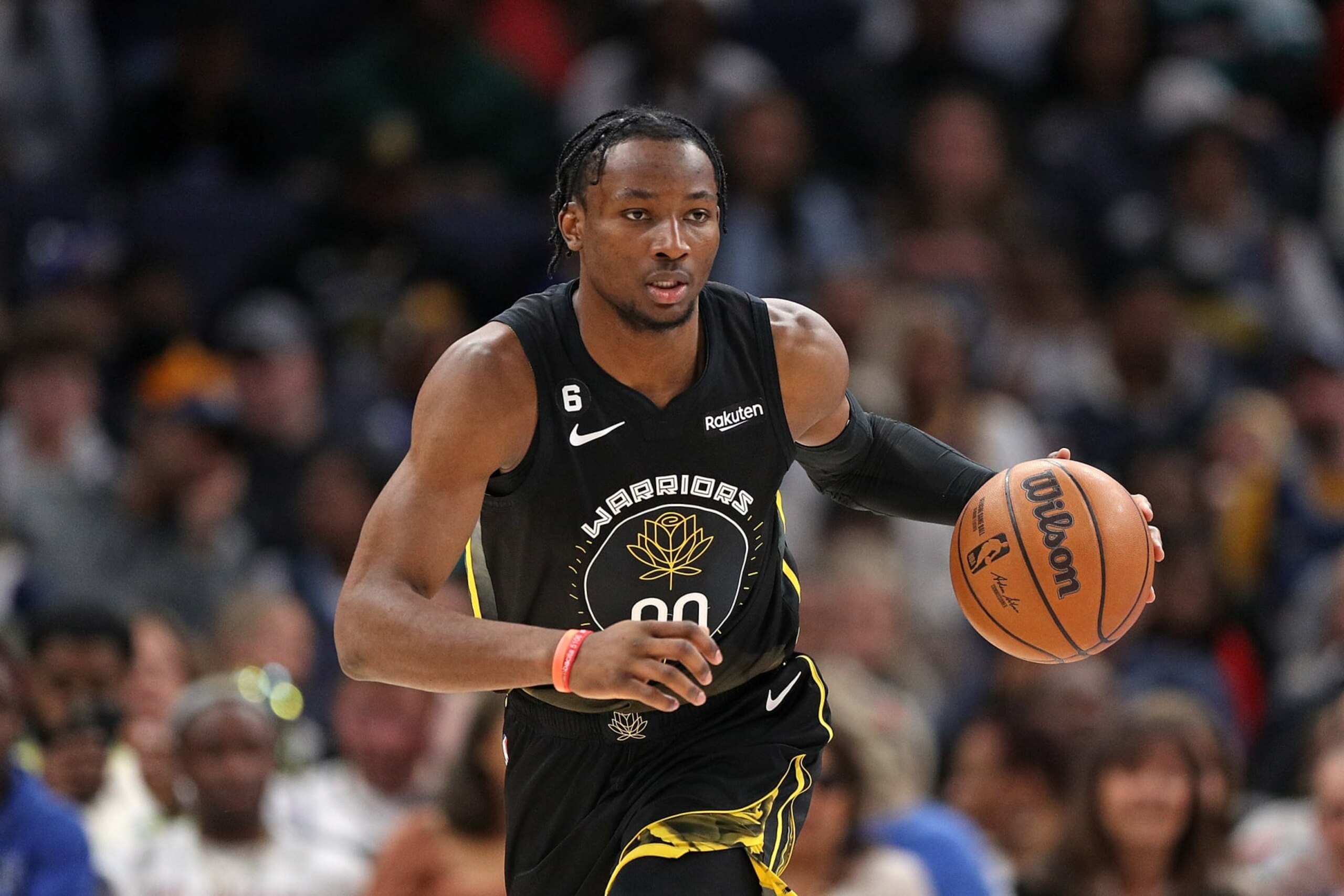 MEMPHIS, TENNESSEE - MARCH 18: Jonathan Kuminga #00 of the Golden State Warriors brings the ball up court during the game against the Memphis Grizzlies at FedExForum on March 18, 2023 in Memphis, Tennessee. NOTE TO USER: User expressly acknowledges and agrees that, by downloading and or using this photograph, User is consenting to the terms and conditions of the Getty Images License Agreement. (Photo by Justin Ford/Getty Images)