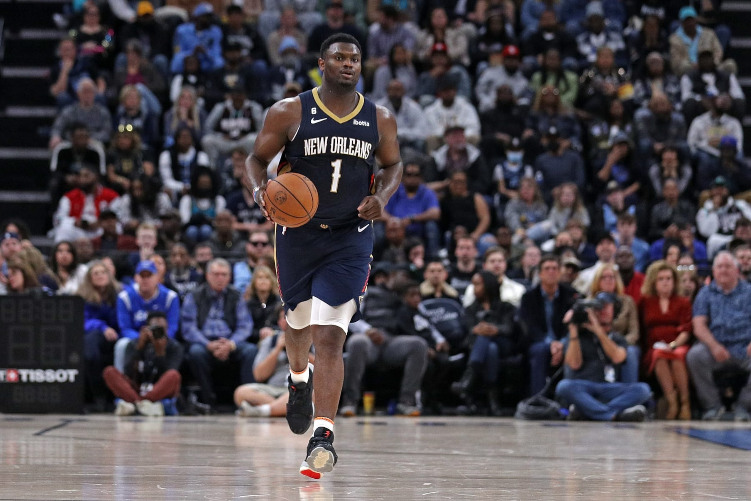MEMPHIS, TENNESSEE - DECEMBER 31: Zion Williamson #1 of the New Orleans Pelicans brings the ball up court during the game against the Memphis Grizzlies at FedExForum on December 31, 2022 in Memphis, Tennessee. NOTE TO USER: User expressly acknowledges and agrees that, by downloading and or using this photograph, User is consenting to the terms and conditions of the Getty Images License Agreement. (Photo by Justin Ford/Getty Images)