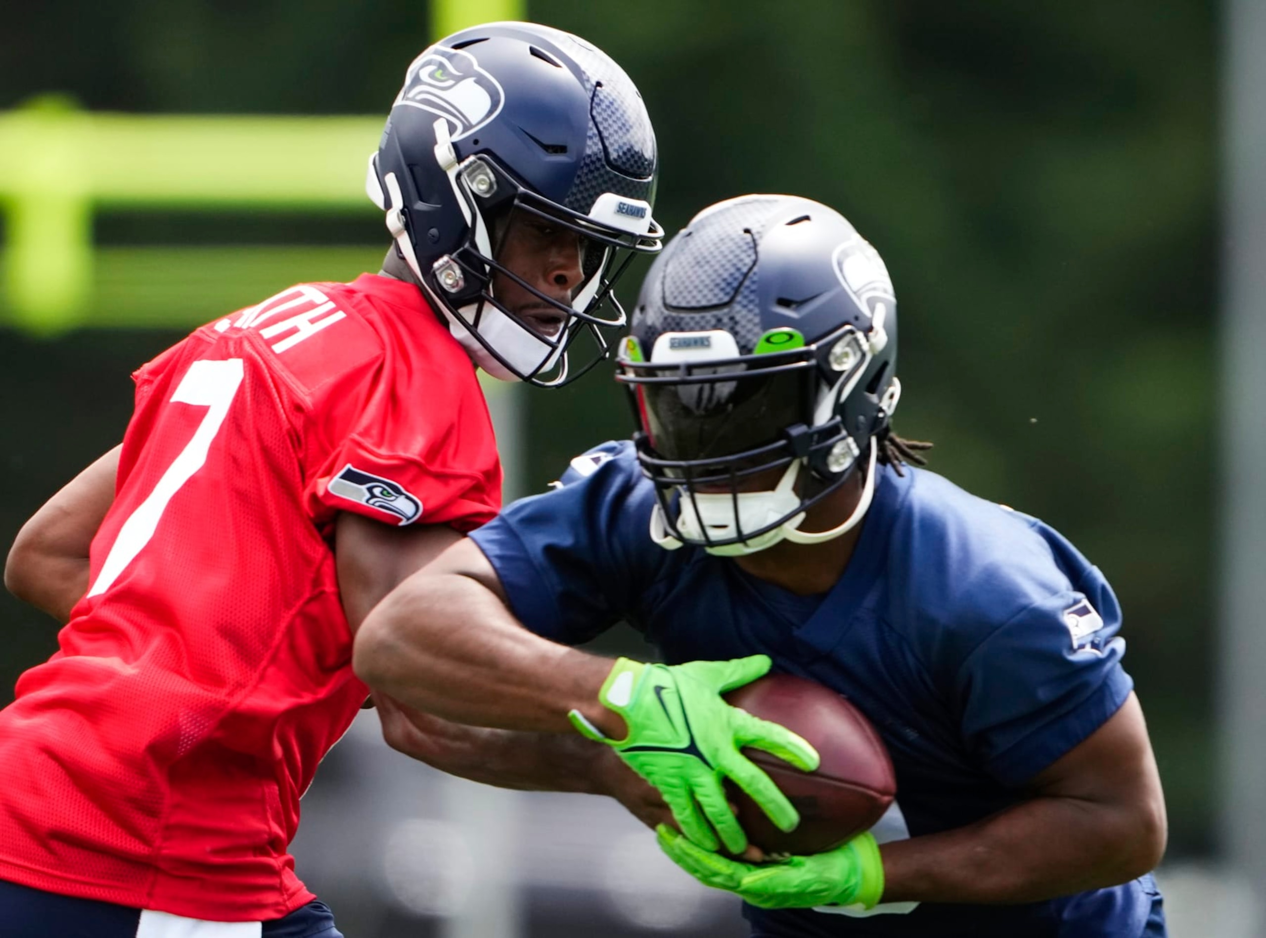 Kenneth Walker III takes a handoff from Geno Smith