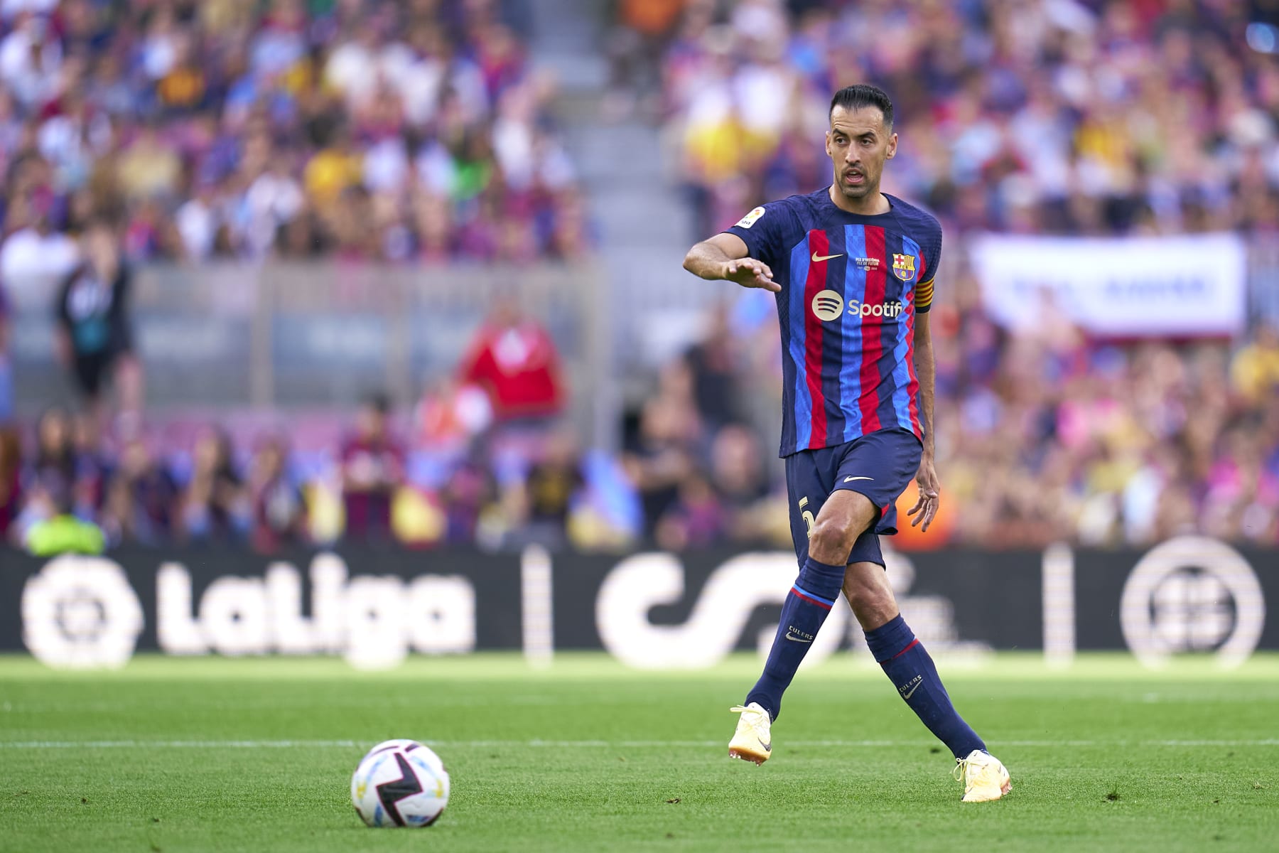 BARCELONA, SPAIN - MAY 28: Sergio Busquets of FC Barcelona with the ball during the LaLiga Santander match between FC Barcelona and RCD Mallorca at Camp Nou on May 28, 2023 in Barcelona, Spain. (Photo by Pedro Salado/Quality Sport Images/Getty Images)
