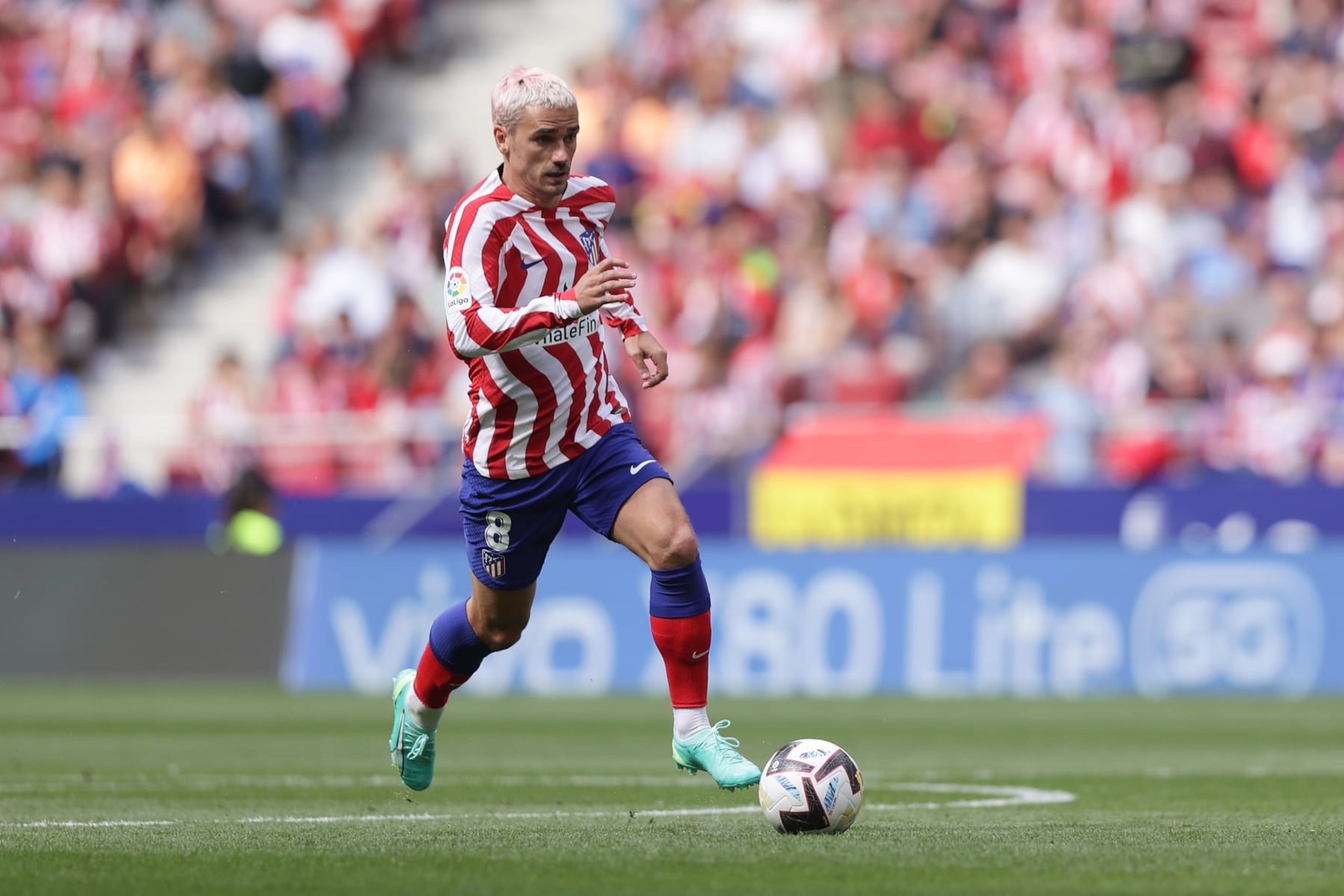 MADRID, SPAIN - MAY 21: Antoine Griezmann of Atletico de Madrid controls the ball during the LaLiga Santander match between Atletico de Madrid and CA Osasuna at Civitas Metropolitano Stadium on May 21, 2023 in Madrid, Spain. (Photo by Gonzalo Arroyo Moreno/Getty Images)