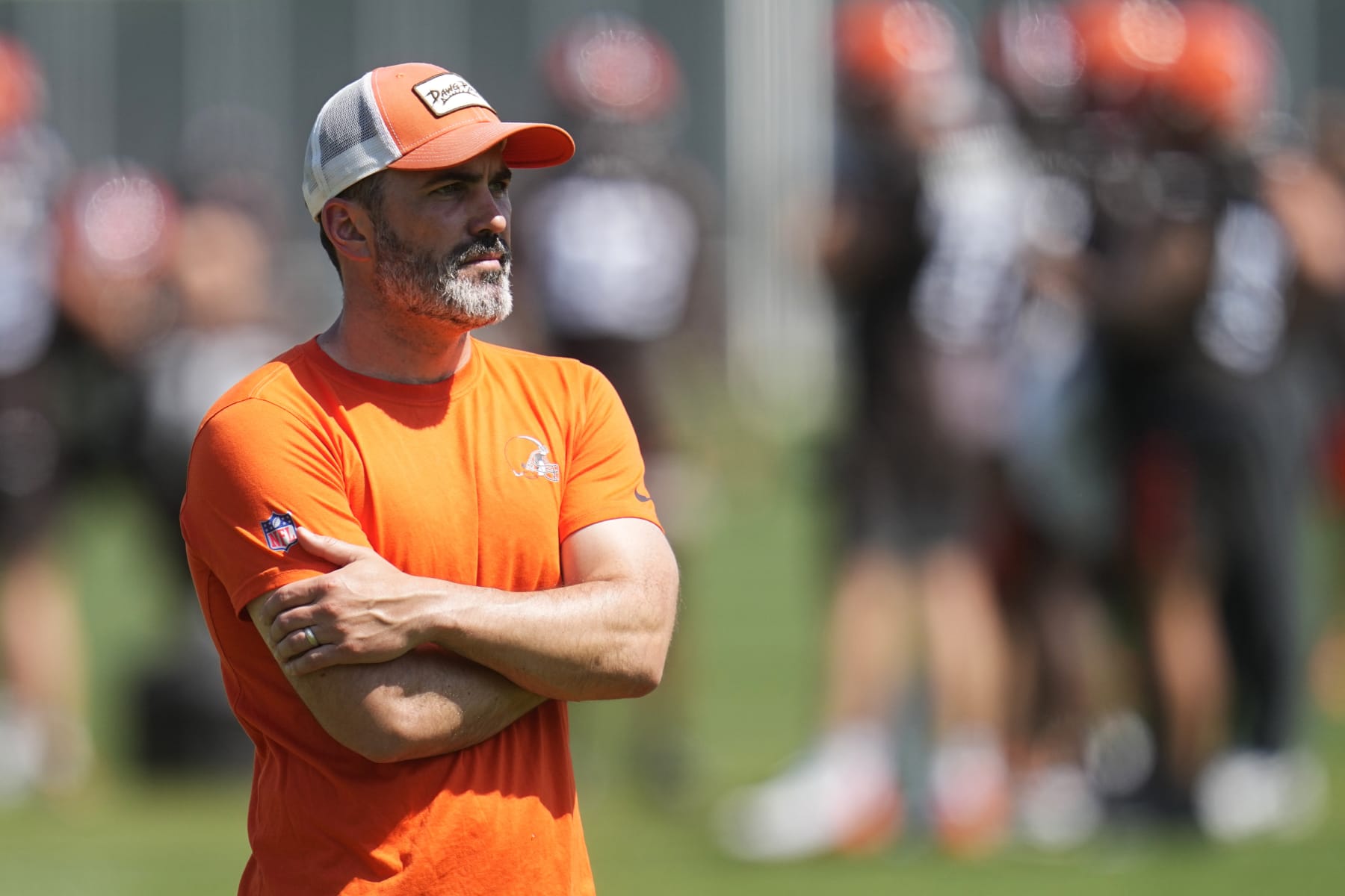 Kevin Stefanski, head coach of the Cleveland Browns, watches during an NFL football practice, Wednesday, May 31, 2023, in Berea, Ohio. (AP Photo/Sue Ogrocki)