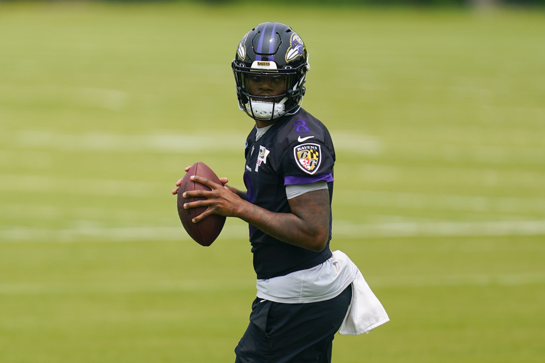 Baltimore Ravens quarterback Lamar Jackson works out during the team's NFL football practice, Tuesday, June 6, 2023, in Owings Mills, Md. (AP Photo/Julio Cortez)