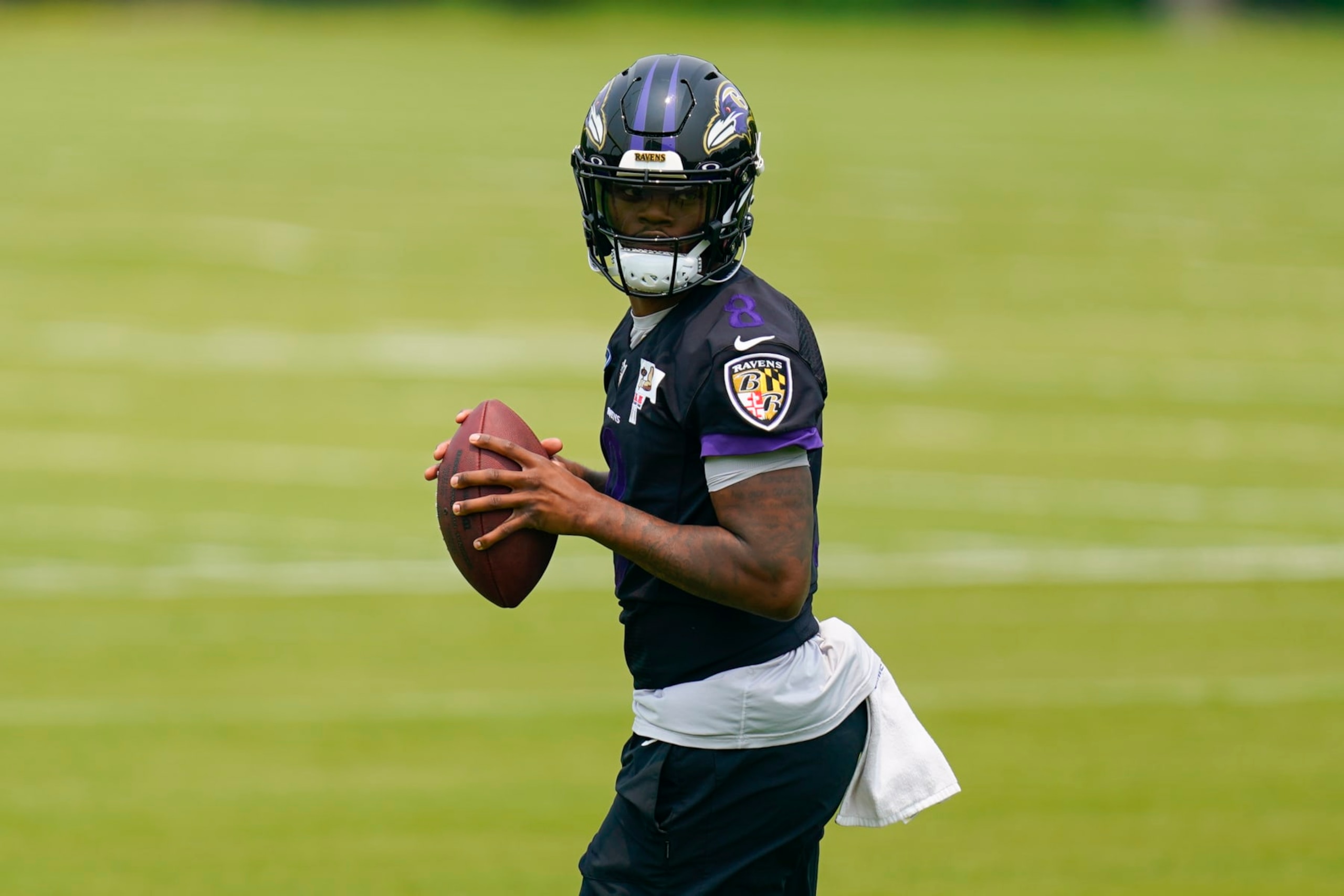Baltimore Ravens quarterback Lamar Jackson works out during the team's NFL football practice, Tuesday, June 6, 2023, in Owings Mills, Md. (AP Photo/Julio Cortez)