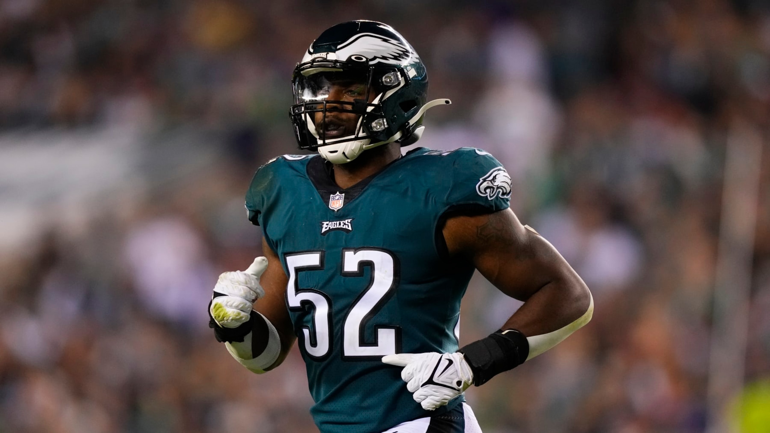 Eagles linebacker Davion Taylor
