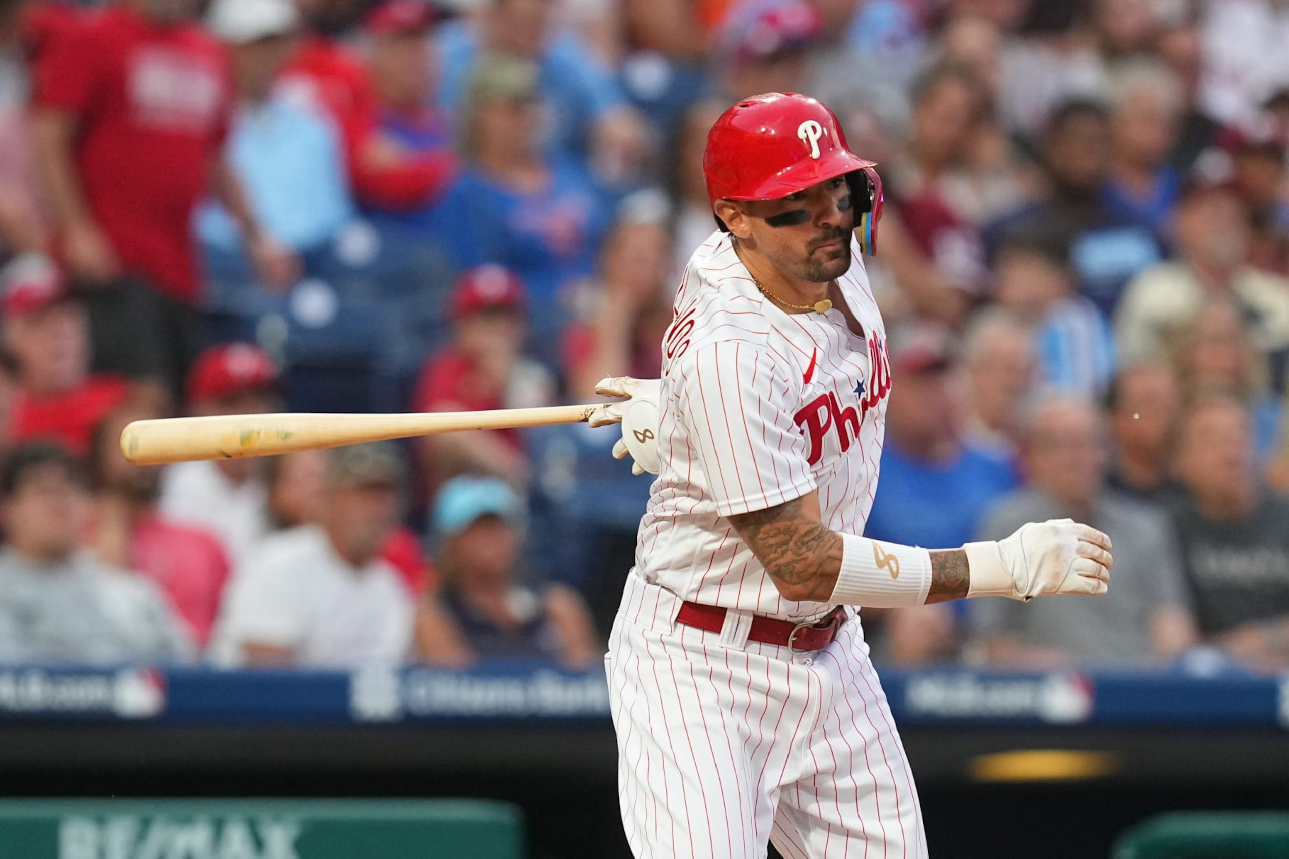 PHILADELPHIA, PENNSYLVANIA - JUNE 20: Nick Castellanos #8 of the Philadelphia Phillies bats against the Atlanta Braves at Citizens Bank Park on June 20, 2023 in Philadelphia, Pennsylvania. (Photo by Mitchell Leff/Getty Images)