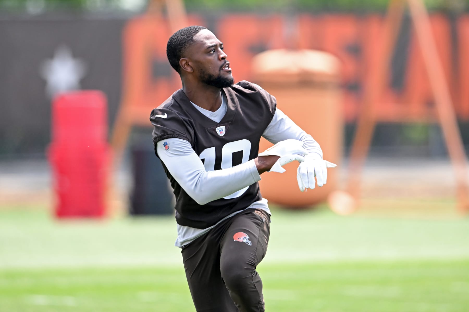 BEREA, OHIO - JUNE 07: David Bell #18 of the Cleveland Browns catches a pass after the Cleveland Browns mandatory veteran minicamp at CrossCountry Mortgage Campus on June 07, 2023 in Berea, Ohio. (Photo by Nick Cammett/Diamond Images via Getty Images)