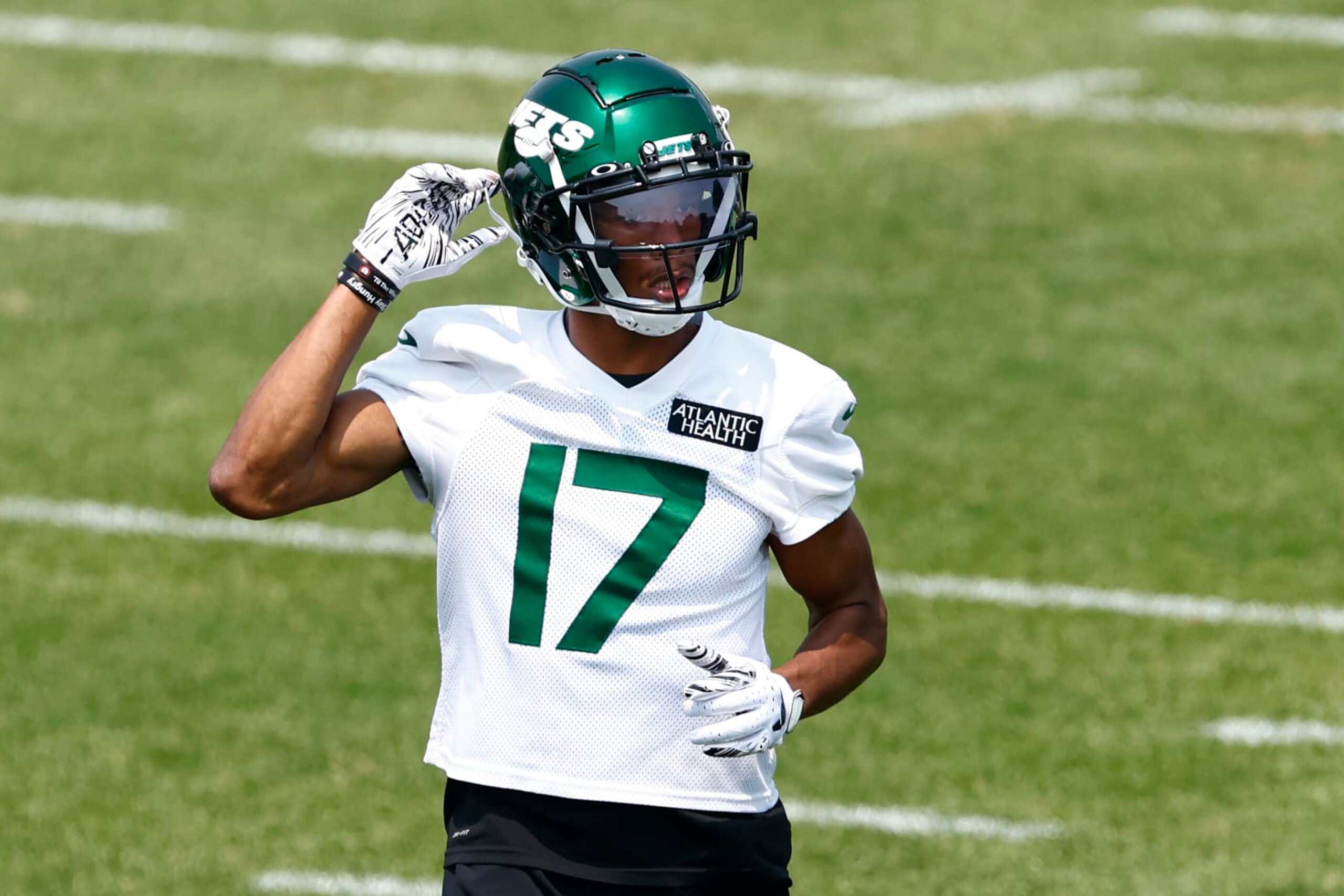 FLORHAM PARK, NEW JERSEY - JUNE 6: Garrett Wilson #17 of the New York Jets runs during the teams OTAs at Atlantic Health Jets Training Center on June 6, 2023 in Florham Park, New Jersey. (Photo by Rich Schultz/Getty Images) FLORHAM PARK, NEW JERSEY - JUNE 6: Garrett Wilson #17 of the New York Jets runs during the teams OTAs at Atlantic Health Jets Training Center on June 6, 2023 in Florham Park, New Jersey. (Photo by Rich Schultz/Getty Images)