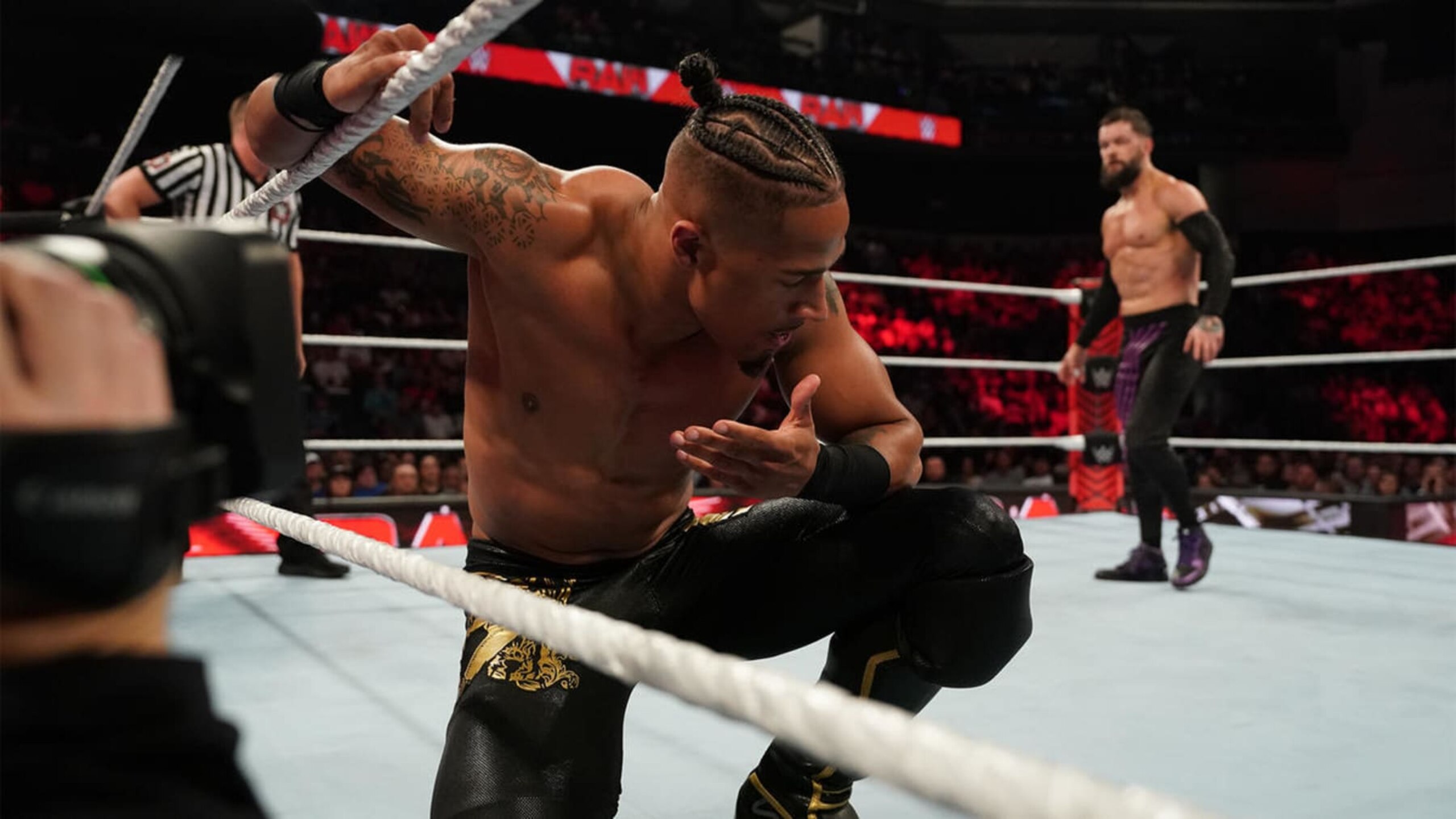Carmelo Hayes gave Finn Bรกlor a big fight in his WWE Raw debut. Carmelo Hayes gave Finn Bรกlor a big fight in his WWE Raw debut.