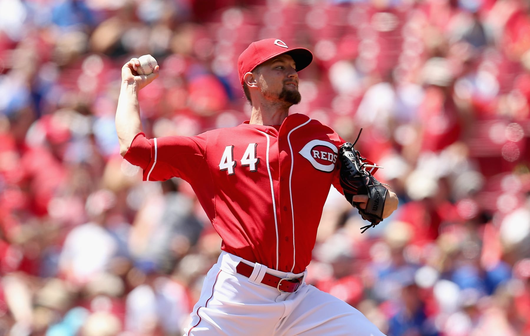 CINCINNATI, OH - JULY 22:  Mike Leake #44 of the Cincinnati Reds throws a pitch against the Chicago Cubs during the first game of a doubleheader at Great American Ball Park on July 22, 2015 in Cincinnati, Ohio.  (Photo by Andy Lyons/Getty Images)