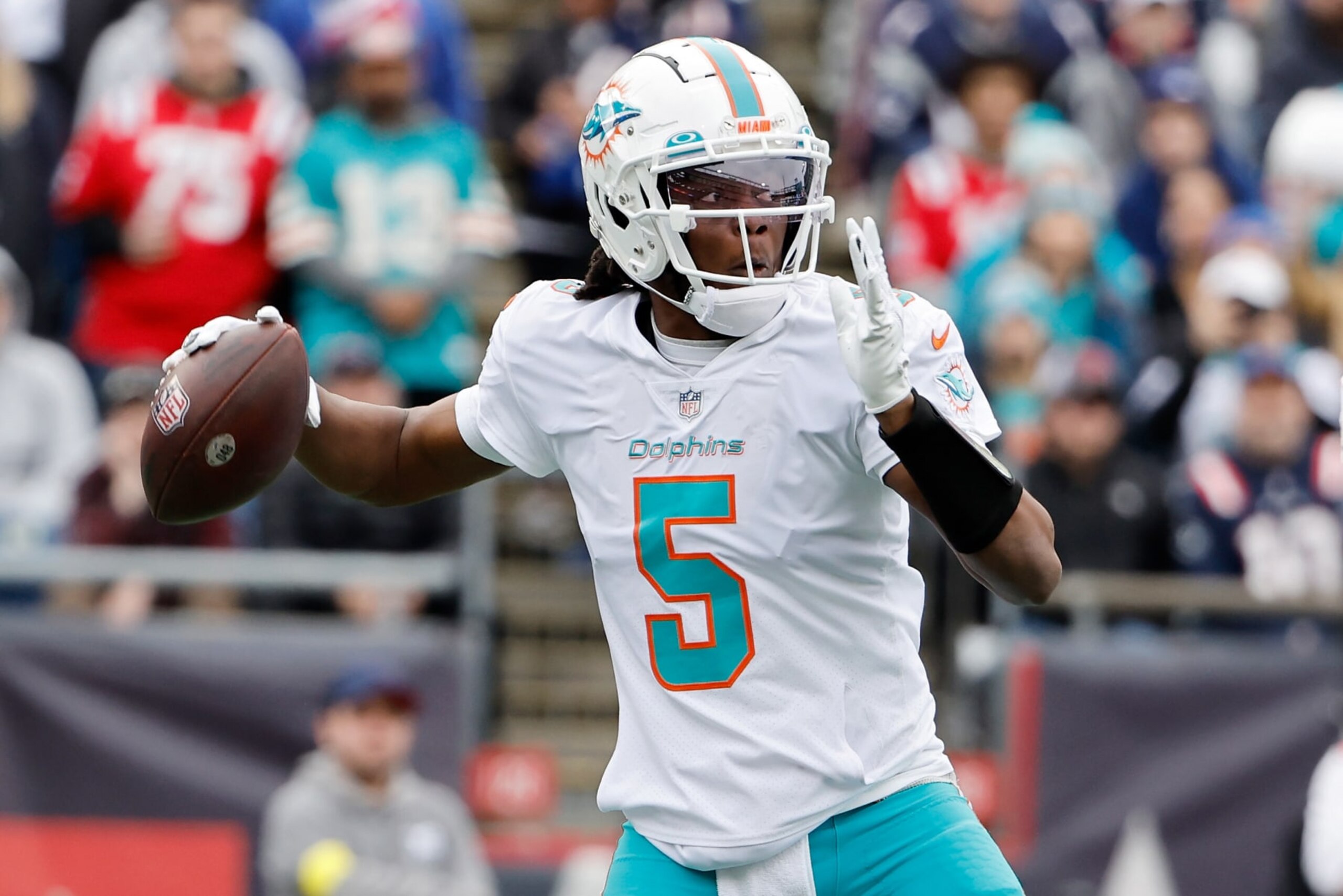 FOXBOROUGH, MASSACHUSETTS - JANUARY 01: Teddy Bridgewater #5 of the Miami Dolphins passes against the New England Patriots during the first quarter at Gillette Stadium on January 01, 2023 in Foxborough, Massachusetts. (Photo by Winslow Townson/Getty Images) FOXBOROUGH, MASSACHUSETTS - JANUARY 01: Teddy Bridgewater #5 of the Miami Dolphins passes against the New England Patriots during the first quarter at Gillette Stadium on January 01, 2023 in Foxborough, Massachusetts. (Photo by Winslow Townson/Getty Images)