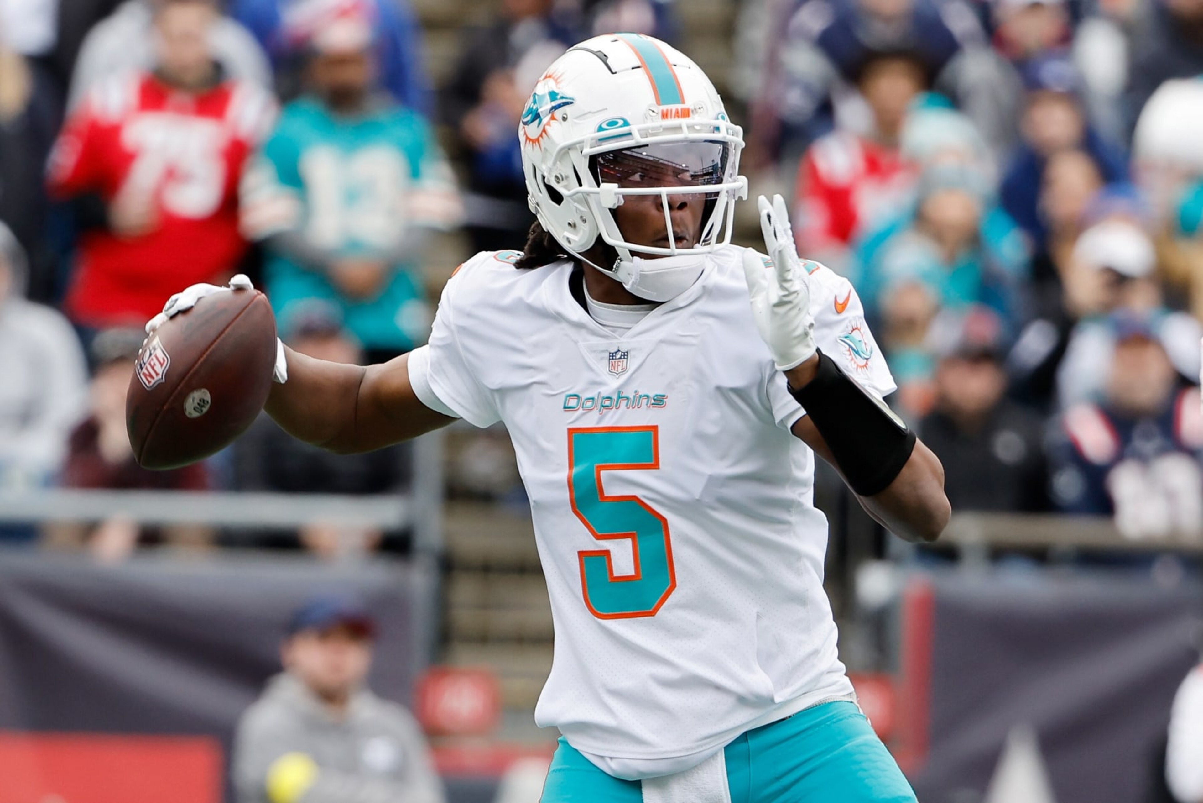 FOXBOROUGH, MASSACHUSETTS - JANUARY 01: Teddy Bridgewater #5 of the Miami Dolphins passes against the New England Patriots during the first quarter at Gillette Stadium on January 01, 2023 in Foxborough, Massachusetts. (Photo by Winslow Townson/Getty Images)