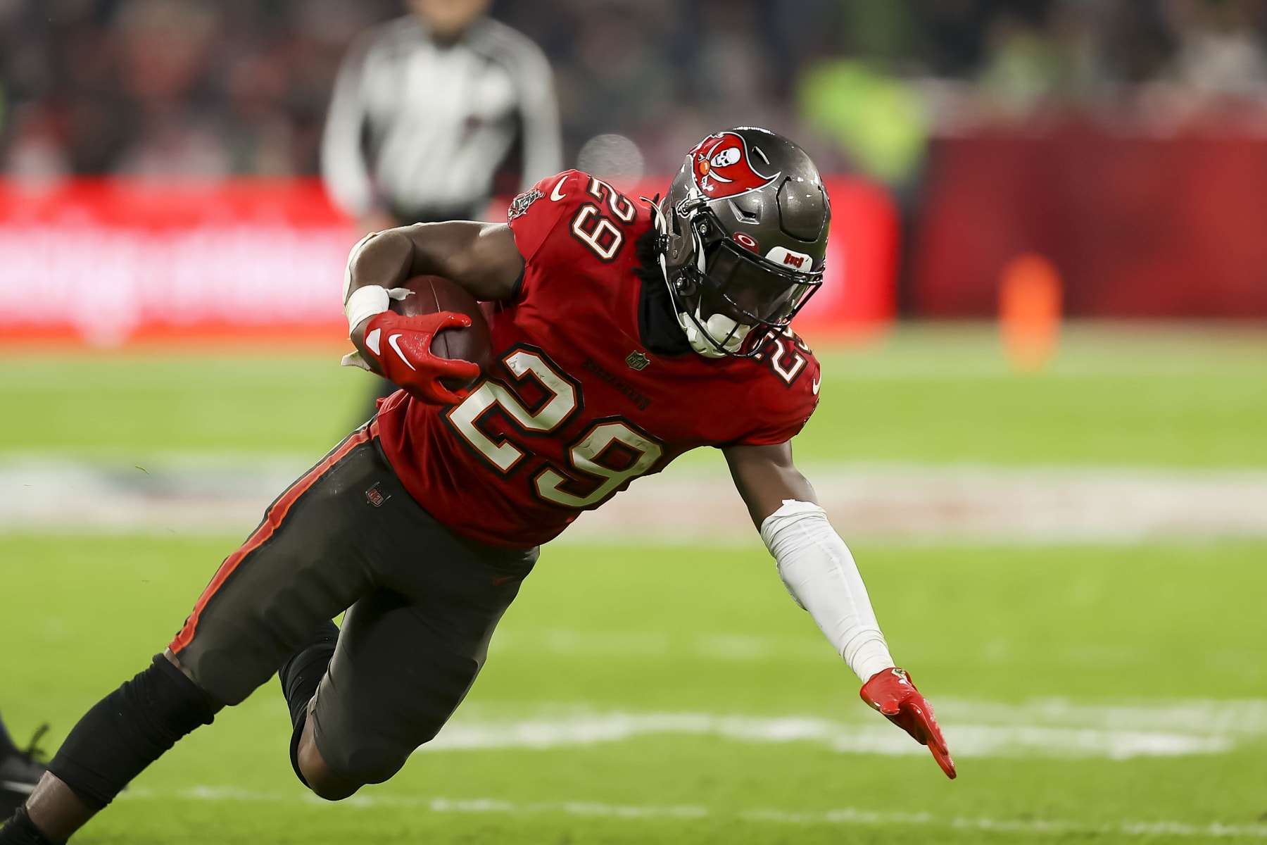 MUNICH, GERMANY - NOVEMBER 13: Rachaad White of Tampa Bay Buccaneers controls the ball during the NFL match between Seattle Seahawks and Tampa Bay Buccaneers at Allianz Arena on November 13, 2022 in Munich, Germany. (Photo by Roland Krivec/DeFodi Images via Getty Images)