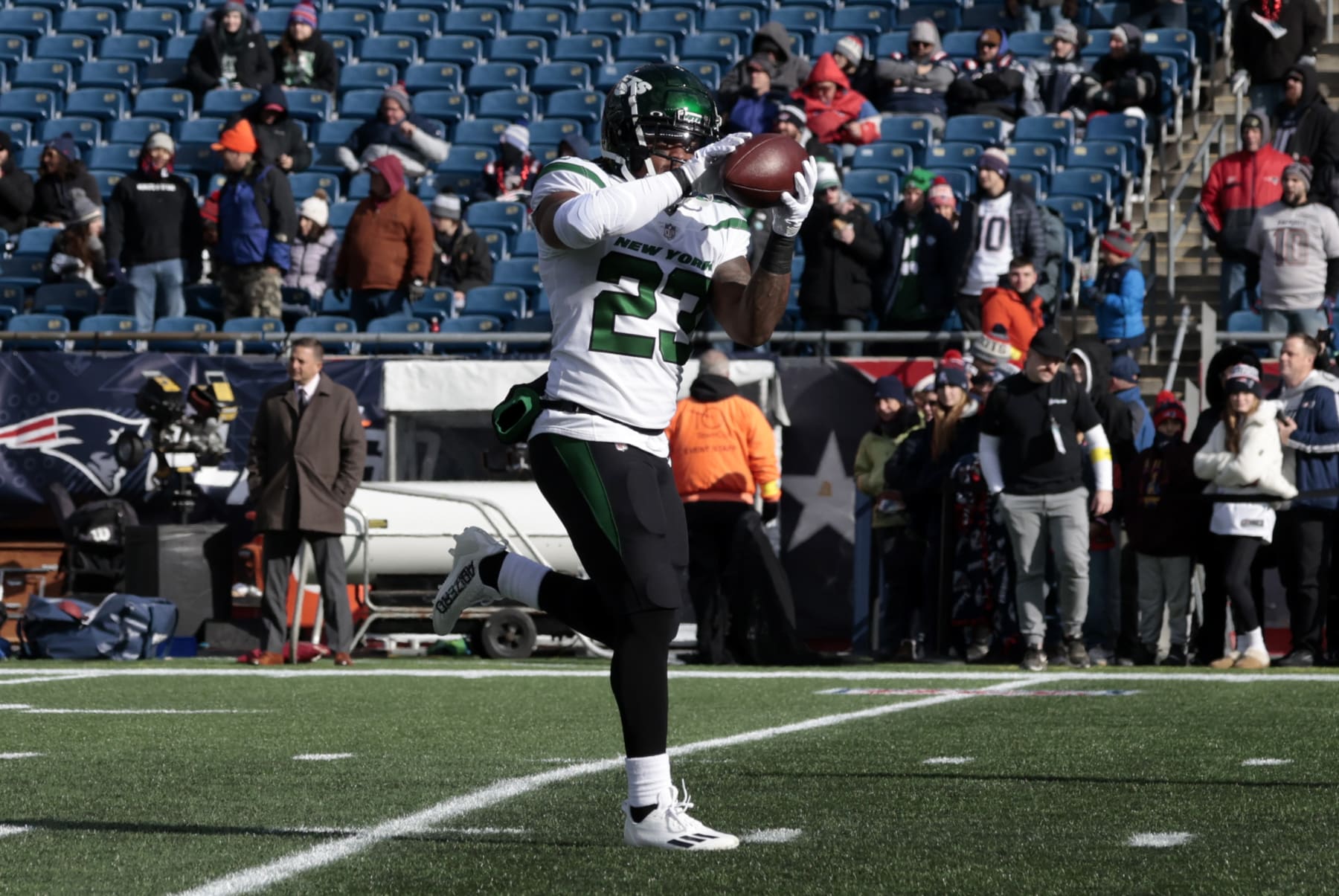 FOXBOROUGH, MA - NOVEMBER 20: New York Jets running back James Robinson (23) catches the ball in warm up before a game between the New England Patriots and the New York Jets on November 20, 2022, at Gillette Stadium in Foxborough, Massachusetts. (Photo by Fred Kfoury III/Icon Sportswire via Getty Images)