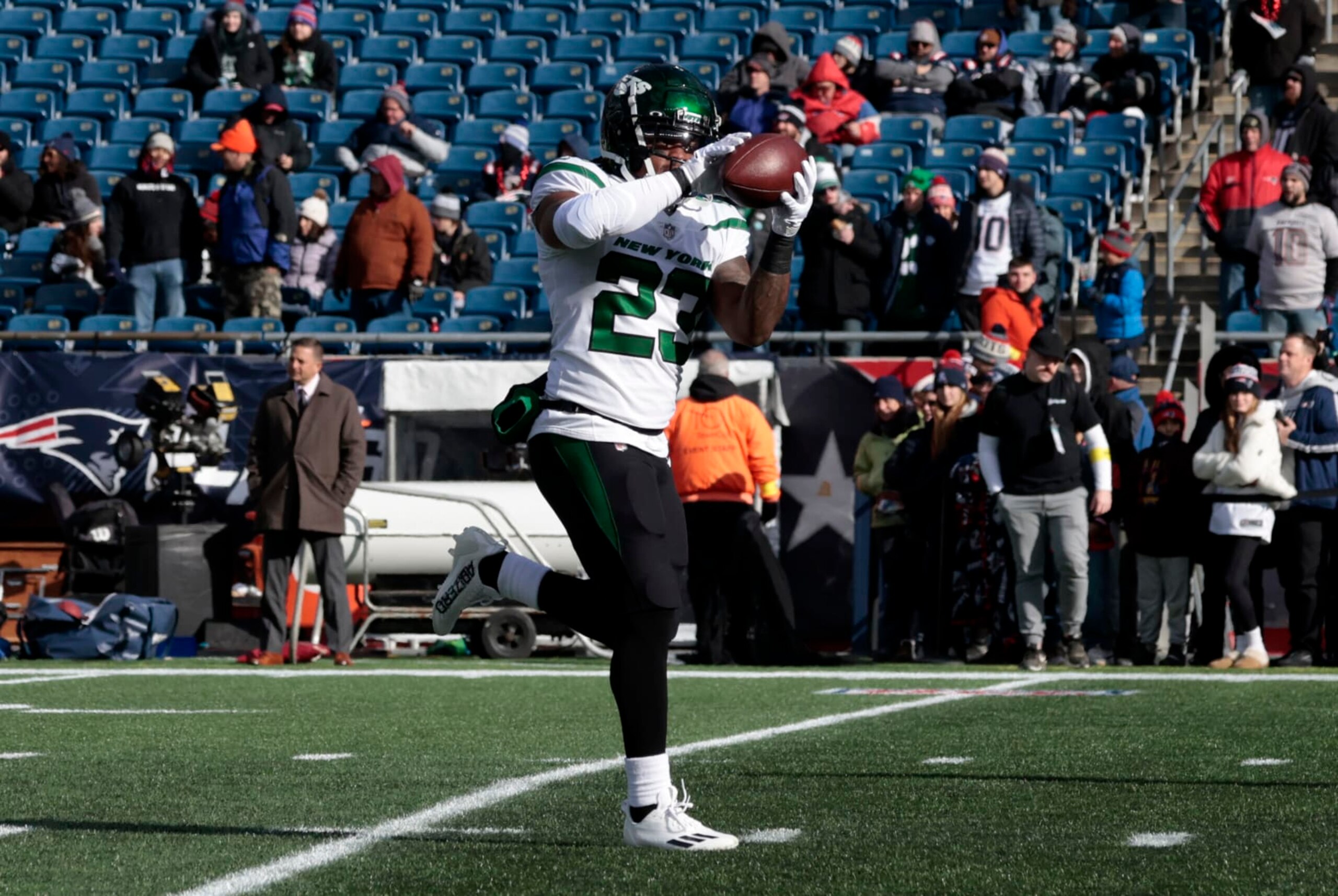 FOXBOROUGH, MA - NOVEMBER 20: New York Jets running back James Robinson (23) catches the ball in warm up before a game between the New England Patriots and the New York Jets on November 20, 2022, at Gillette Stadium in Foxborough, Massachusetts. (Photo by Fred Kfoury III/Icon Sportswire via Getty Images) FOXBOROUGH, MA - NOVEMBER 20: New York Jets running back James Robinson (23) catches the ball in warm up before a game between the New England Patriots and the New York Jets on November 20, 2022, at Gillette Stadium in Foxborough, Massachusetts. (Photo by Fred Kfoury III/Icon Sportswire via Getty Images)