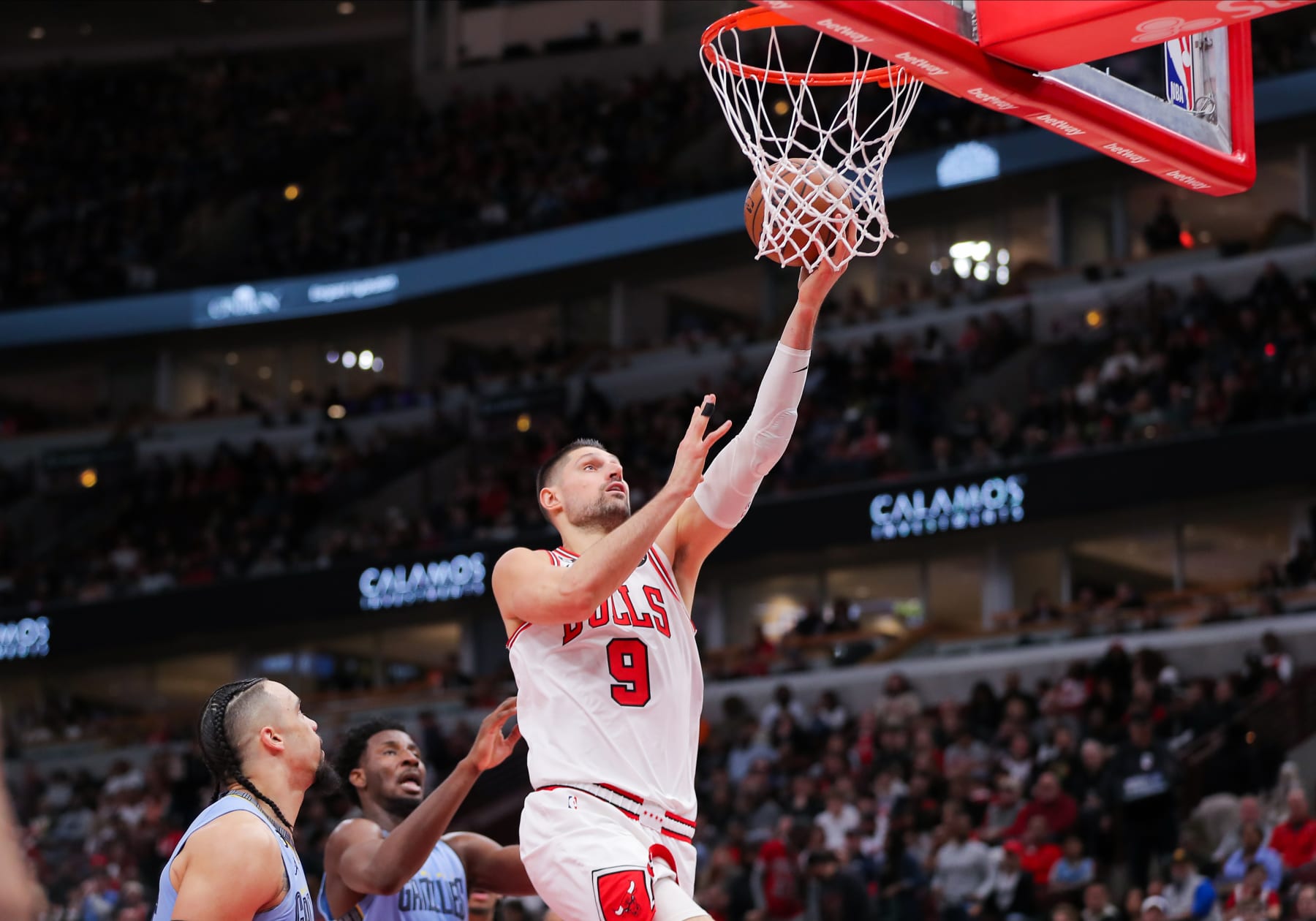 CHICAGO, IL - APRIL 02: Chicago Bulls center Nikola Vucevic (9) drives to the basket for a layup during a NBA game between the Memphis Grizzlies and the Chicago Bulls on April 2, 2023 at the United Center in Chicago, IL. (Photo by Melissa Tamez/Icon Sportswire via Getty Images)