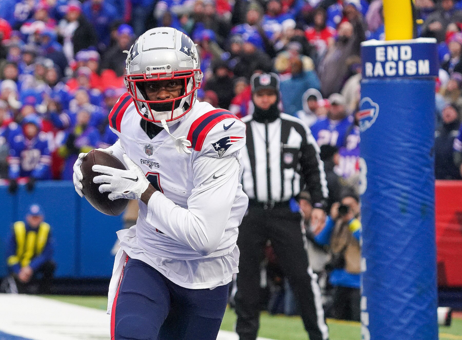 Orchard Park, NY - January 8: New England Patriots WR DeVante Parker catches a touchdown pass in the second quarter. The Patriots lost to the Buffalo Bills, 35-23. (Photo by Barry Chin/The Boston Globe via Getty Images)