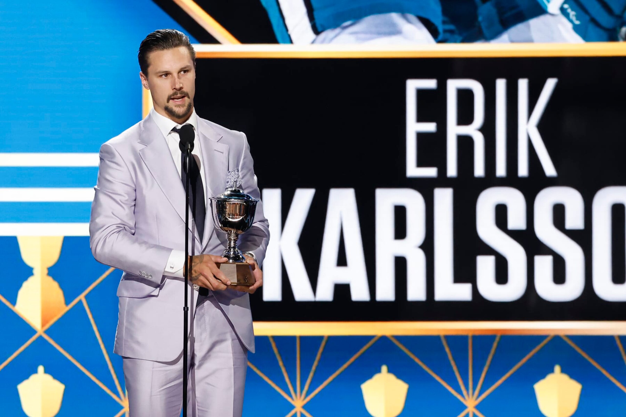 NASHVILLE, TENNESSEE - JUNE 26: Erik Karlsson of the San Jose Sharks accepts the James Norris Memorial Trophy during the 2023 NHL Awards at Bridgestone Arena on June 26, 2023 in Nashville, Tennessee. (Photo by Jason Kempin/Getty Images )