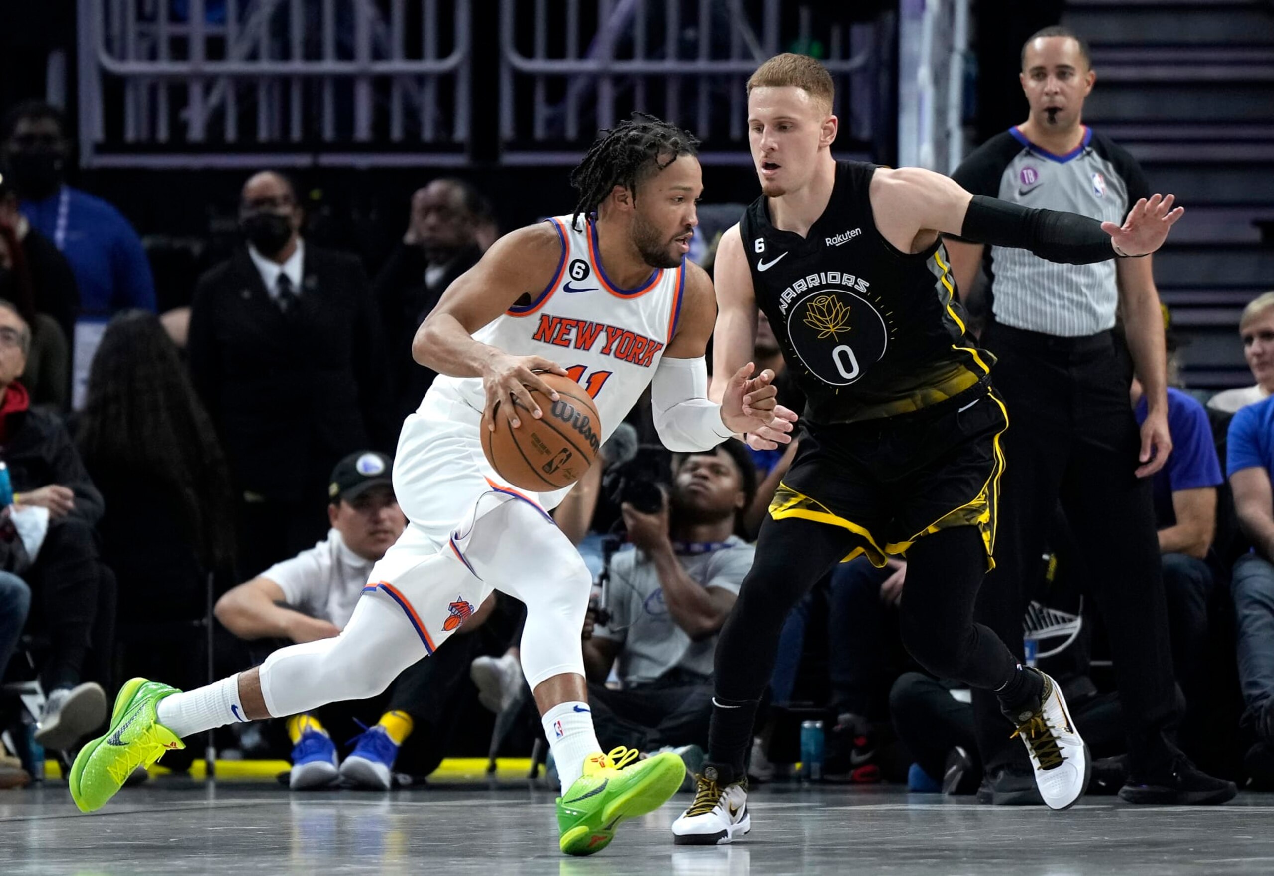 SAN FRANCISCO, CALIFORNIA - NOVEMBER 18: Jalen Brunson #11 of the New York Knicks dives towards the basket on Donte DiVincenzo #0 of the Golden State Warriors during the fourth quarter of an NBA basketball game at Chase Center on November 18, 2022 in San Francisco, California. NOTE TO USER: User expressly acknowledges and agrees that, by downloading and or using this photograph, User is consenting to the terms and conditions of the Getty Images License Agreement. (Photo by Thearon W. Henderson/Getty Images)