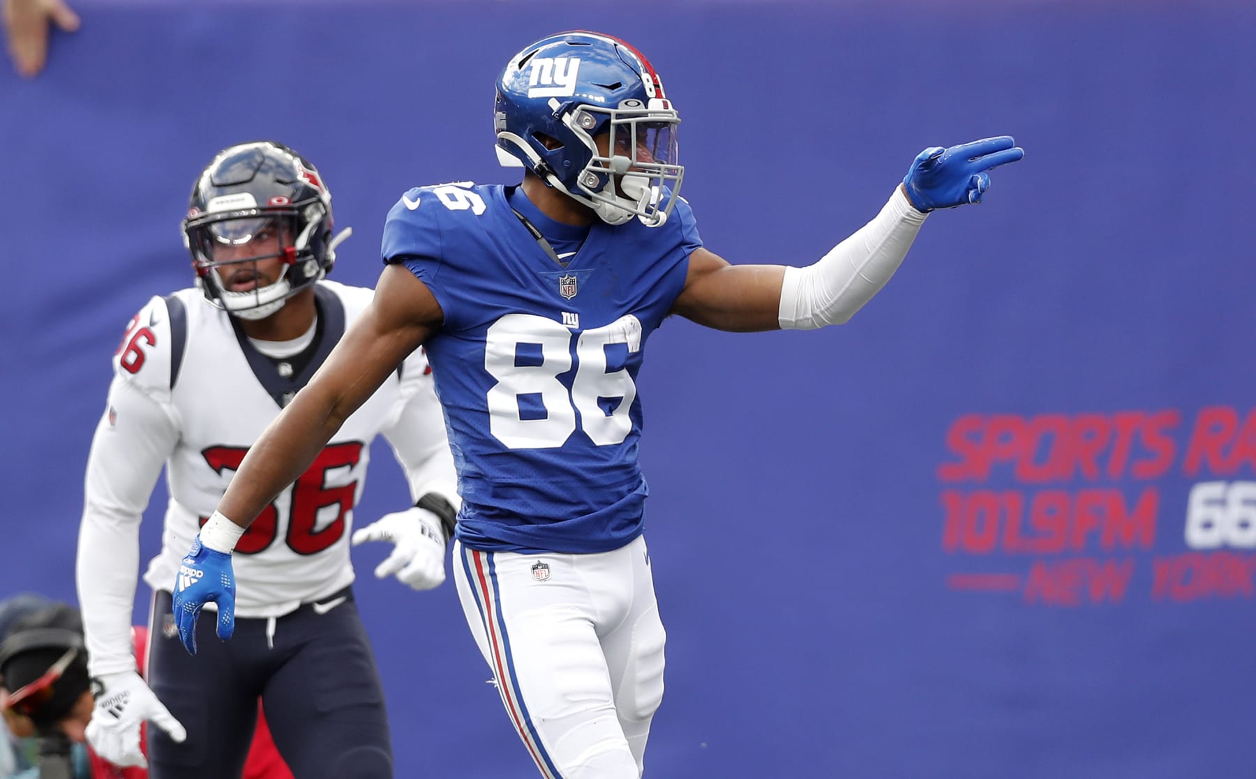 EAST RUTHERFORD, NEW JERSEY - NOVEMBER 13: (NEW YORK DAILIES OUT)  Darius Slayton #86 of the New York Giants in action against the Houston Texans at MetLife Stadium on November 13, 2022 in East Rutherford, New Jersey. The Giants defeated the Texans 24-16. (Photo by Jim McIsaac/Getty Images)