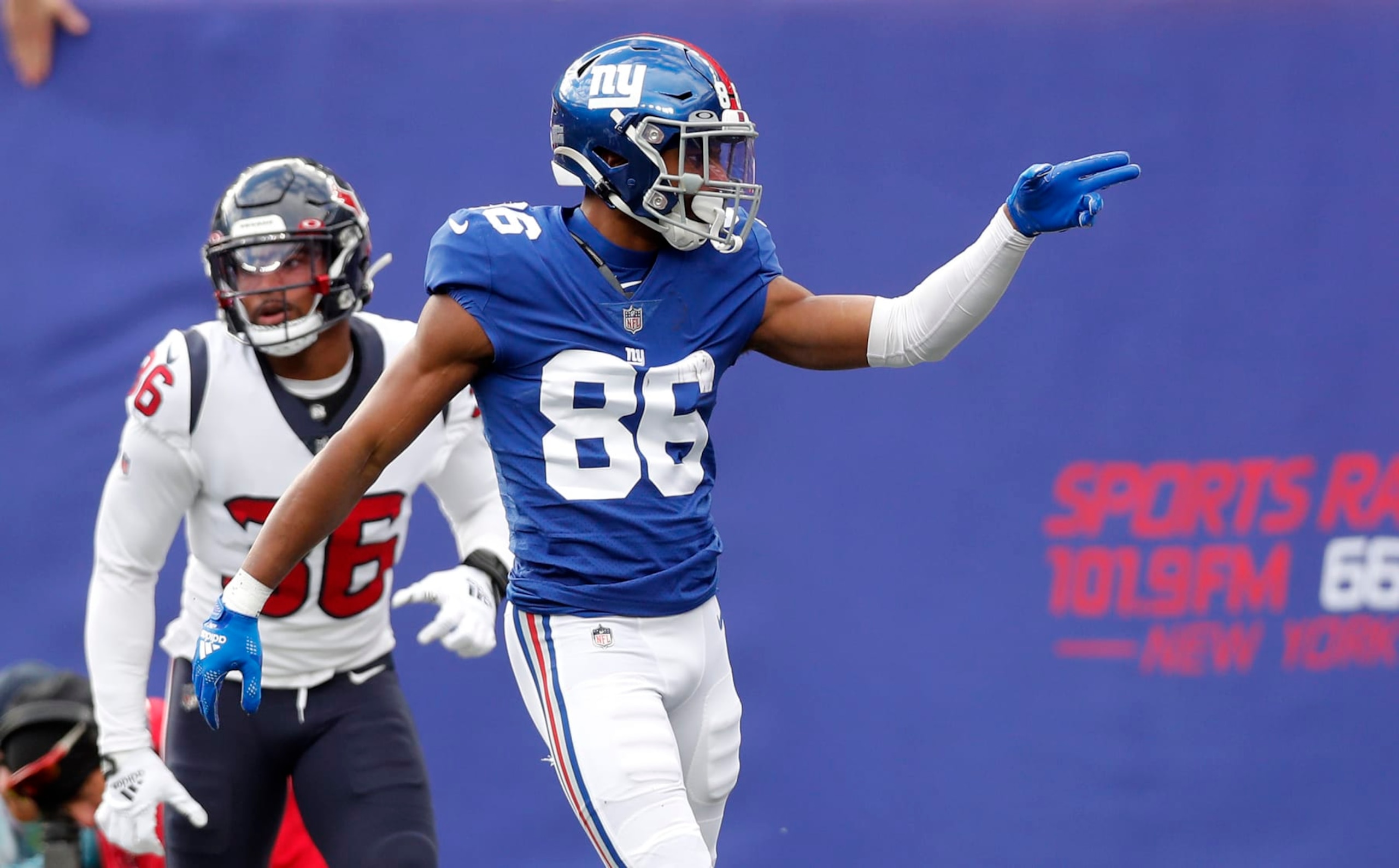 EAST RUTHERFORD, NEW JERSEY - NOVEMBER 13: (NEW YORK DAILIES OUT)  Darius Slayton #86 of the New York Giants in action against the Houston Texans at MetLife Stadium on November 13, 2022 in East Rutherford, New Jersey. The Giants defeated the Texans 24-16. (Photo by Jim McIsaac/Getty Images)