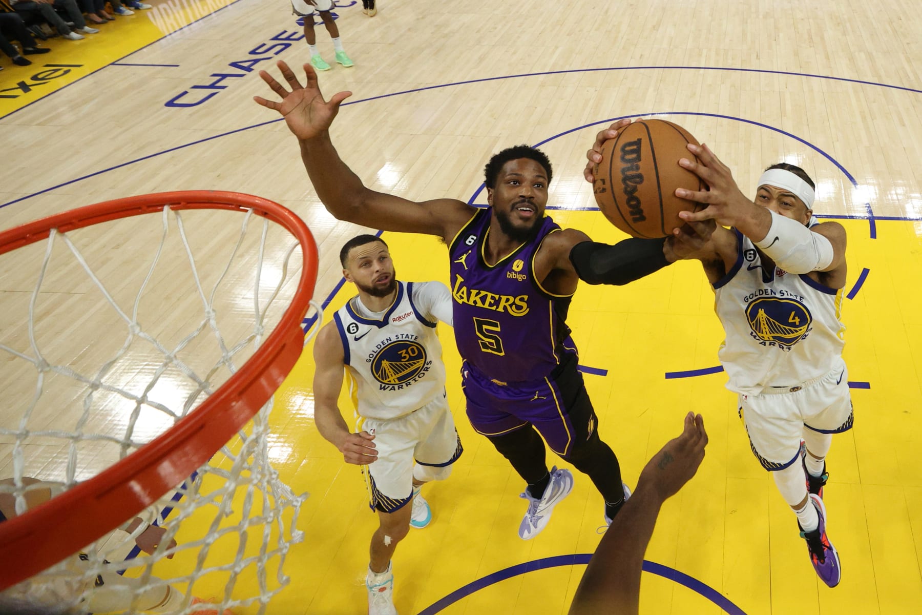 SAN FRANCISCO, CALIFORNIA - MAY 04: Malik Beasley #5 of the Los Angeles Lakers battles Moses Moody #4 of the Golden State Warriors for ball control during the second half in game two of the Western Conference Semifinal Playoffs at Chase Center on May 04, 2023 in San Francisco, California. NOTE TO USER: User expressly acknowledges and agrees that, by downloading and or using this photograph, User is consenting to the terms and conditions of the Getty Images License Agreement.  (Photo by Ezra Shaw/Getty Images)