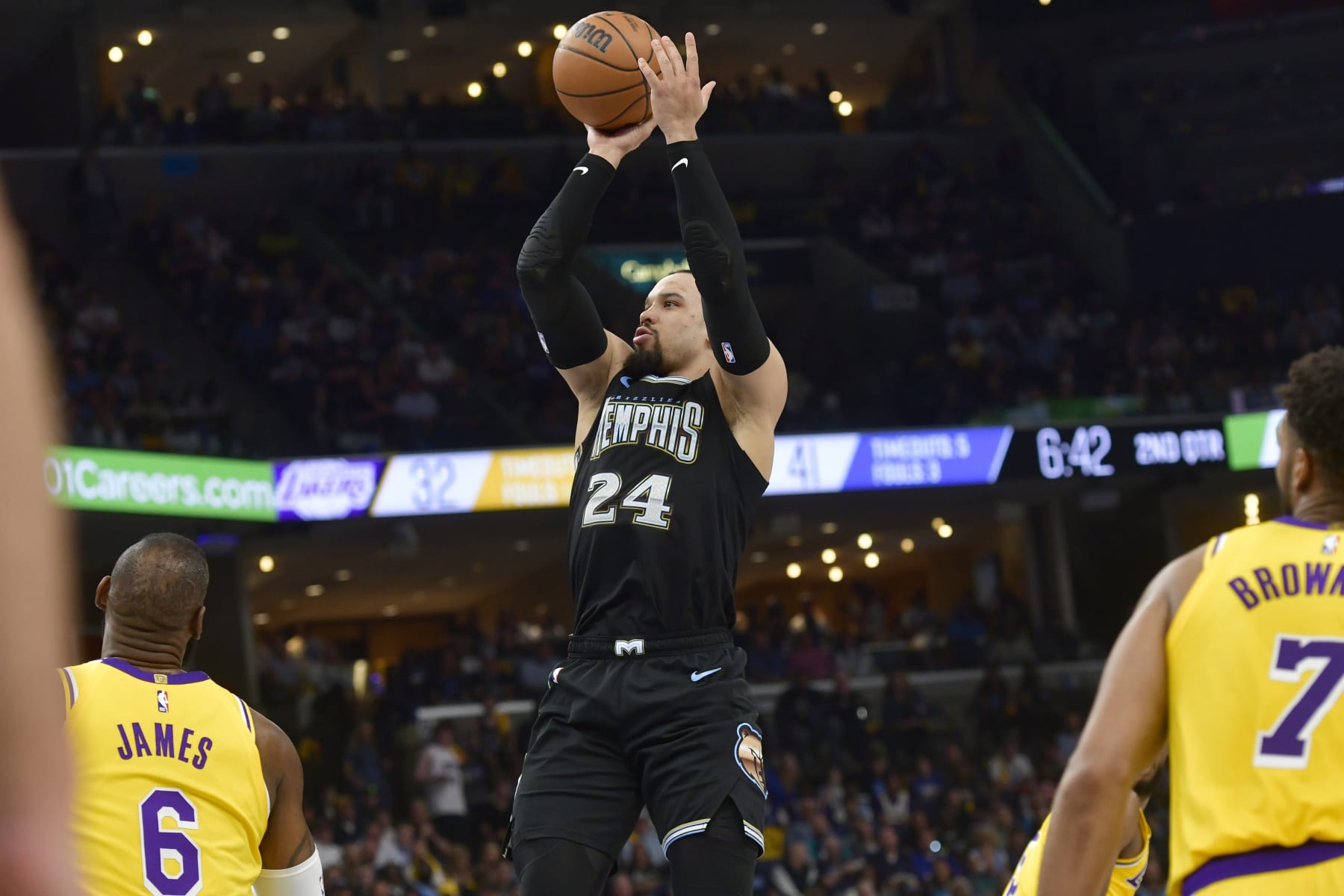 Dillon Brooks, alero de los Grizzlies de Memphis, dispara frente a los Lakers de Los Ángeles en un partido de playoffs, el 19 de abril de 2023 (AP Foto/Brandon Dill)