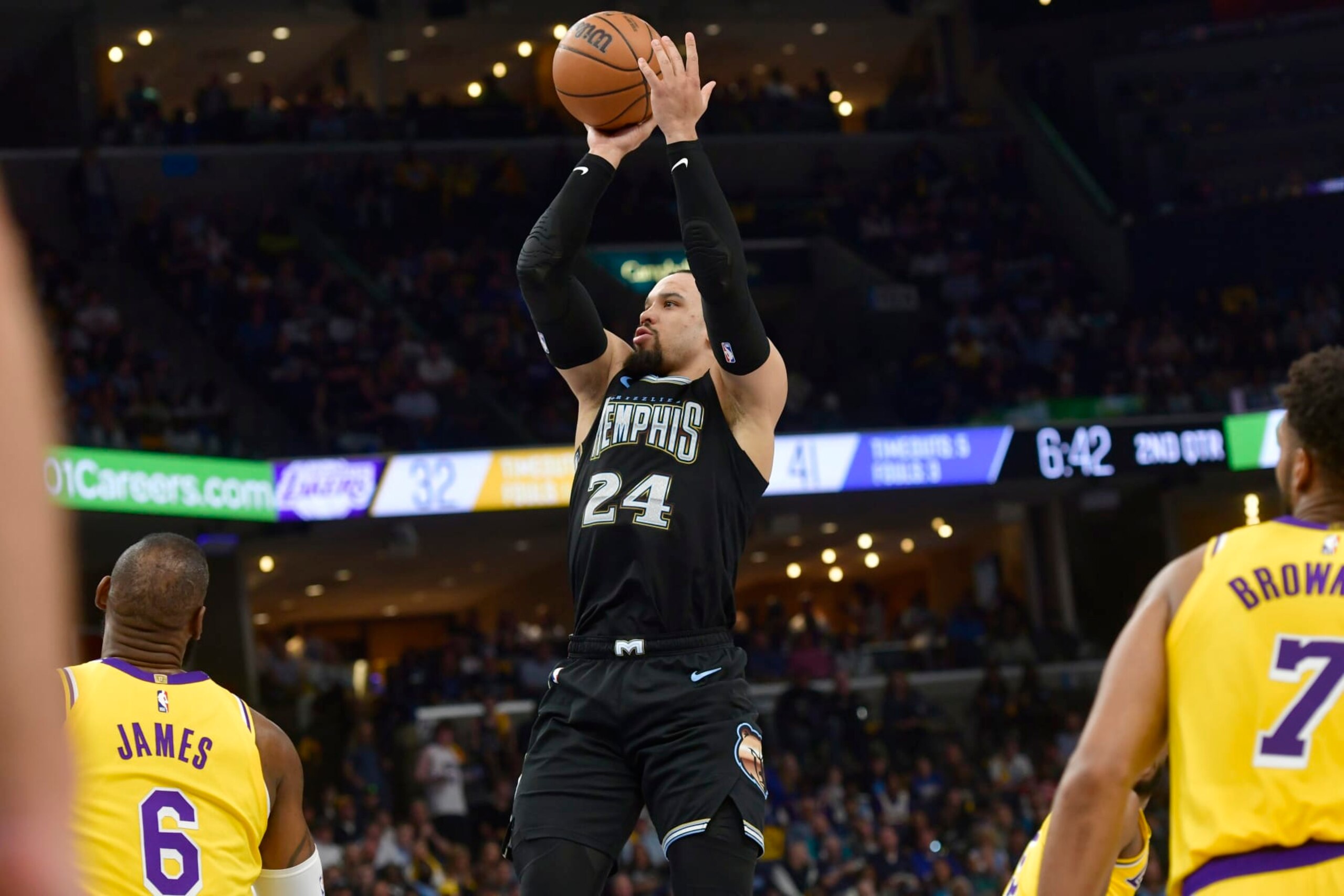 Dillon Brooks, alero de los Grizzlies de Memphis, dispara frente a los Lakers de Los Ángeles en un partido de playoffs, el 19 de abril de 2023 (AP Foto/Brandon Dill)