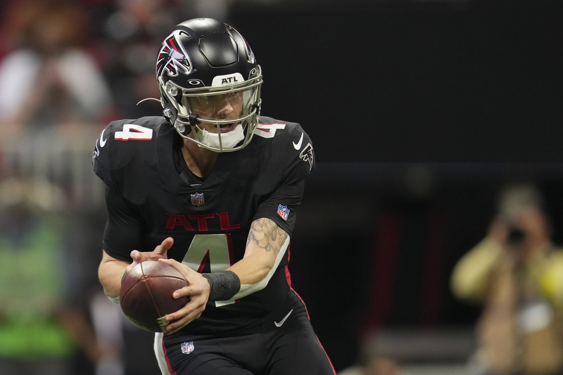 ATLANTA, GA - JANUARY 08: Desmond Ridder #4 of the Atlanta Falcons hands the ball off against the Tampa Bay Buccaneers at Mercedes-Benz Stadium on January 8, 2023 in Atlanta, Georgia. (Photo by Cooper Neill/Getty Images)
