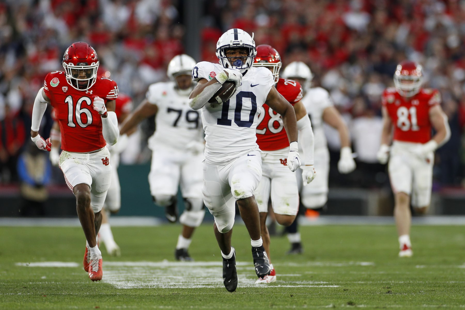 PASADENA, CA - JANUARY 02: Penn State Nittany Lions running back Nicholas Singleton (10) runs the ball for a touchdown during the Rose Bowl football game between the Penn State Nittany Lions and the Utah Utes on January 2, 2023 at the Rose Bowl Stadium in Pasadena, CA. (Photo by Brandon Sloter/Icon Sportswire via Getty Images)