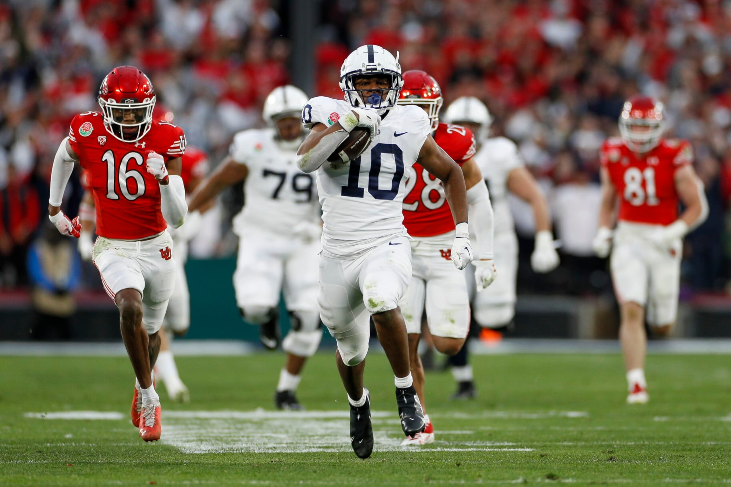 PASADENA, CA - JANUARY 02: Penn State Nittany Lions running back Nicholas Singleton (10) runs the ball for a touchdown during the Rose Bowl football game between the Penn State Nittany Lions and the Utah Utes on January 2, 2023 at the Rose Bowl Stadium in Pasadena, CA. (Photo by Brandon Sloter/Icon Sportswire via Getty Images)