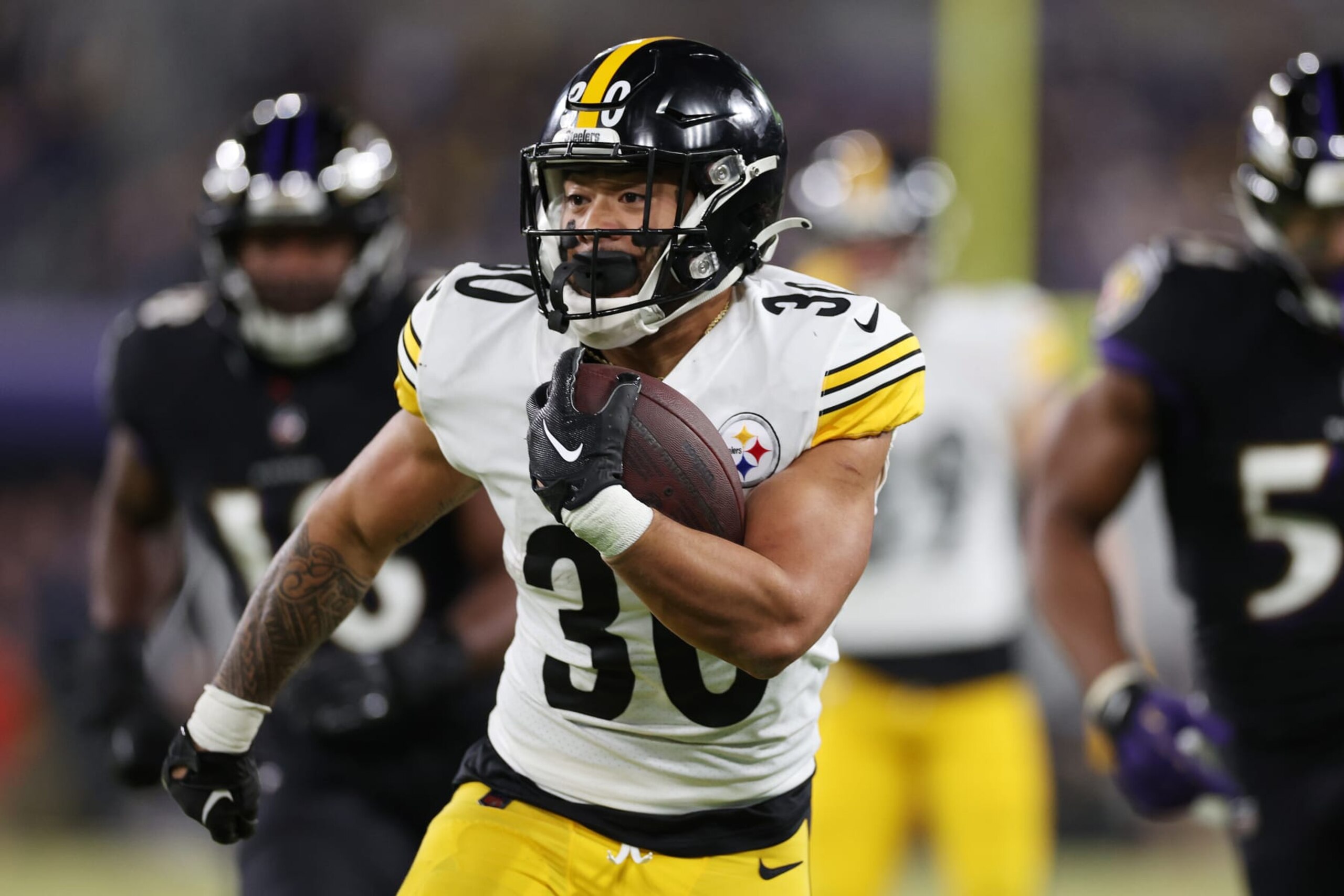 BALTIMORE, MARYLAND - JANUARY 01: Jaylen Warren #30 of the Pittsburgh Steelers runs with the ball against the Baltimore Ravens during the first quarter at M&T Bank Stadium on January 01, 2023 in Baltimore, Maryland. (Photo by Patrick Smith/Getty Images)