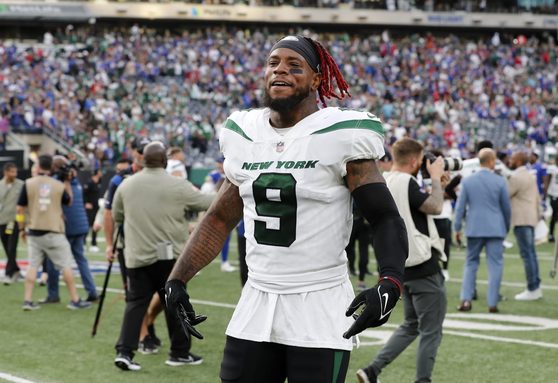 EAST RUTHERFORD, NEW JERSEY - NOVEMBER 06: (NEW YORK DAILIES OUT)  Kwon Alexander #9 of the New York Jets in action against the Buffalo Bills at MetLife Stadium on November 06, 2022 in East Rutherford, New Jersey. The Jets defeated the Bills 20-17. (Photo by Jim McIsaac/Getty Images)