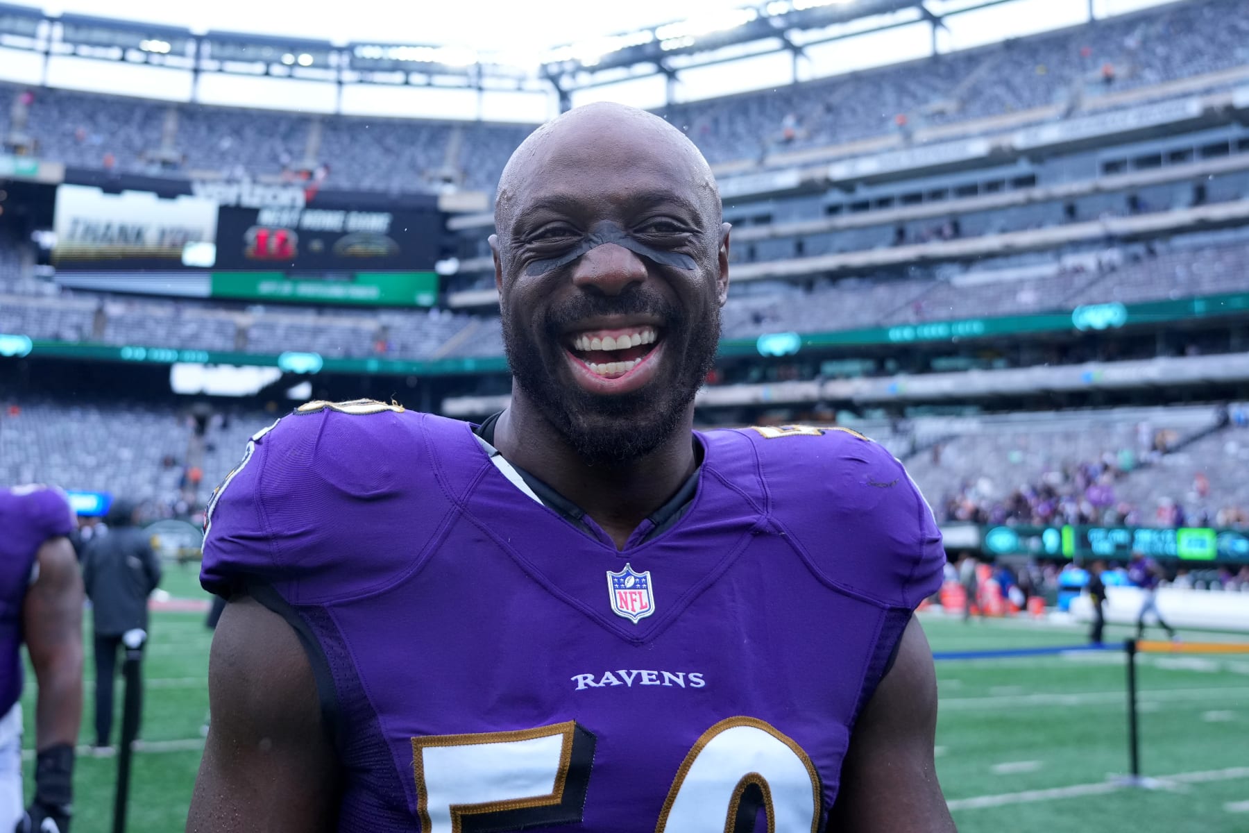 EAST RUTHERFORD, NEW JERSEY - SEPTEMBER 11: Outside Linebacker Justin Houston #50 of the Baltimore Ravens celebrates on the field after defeating the New York Jets 24-9 at MetLife Stadium on September 11, 2022 in East Rutherford, New Jersey. (Photo by Mitchell Leff/Getty Images)