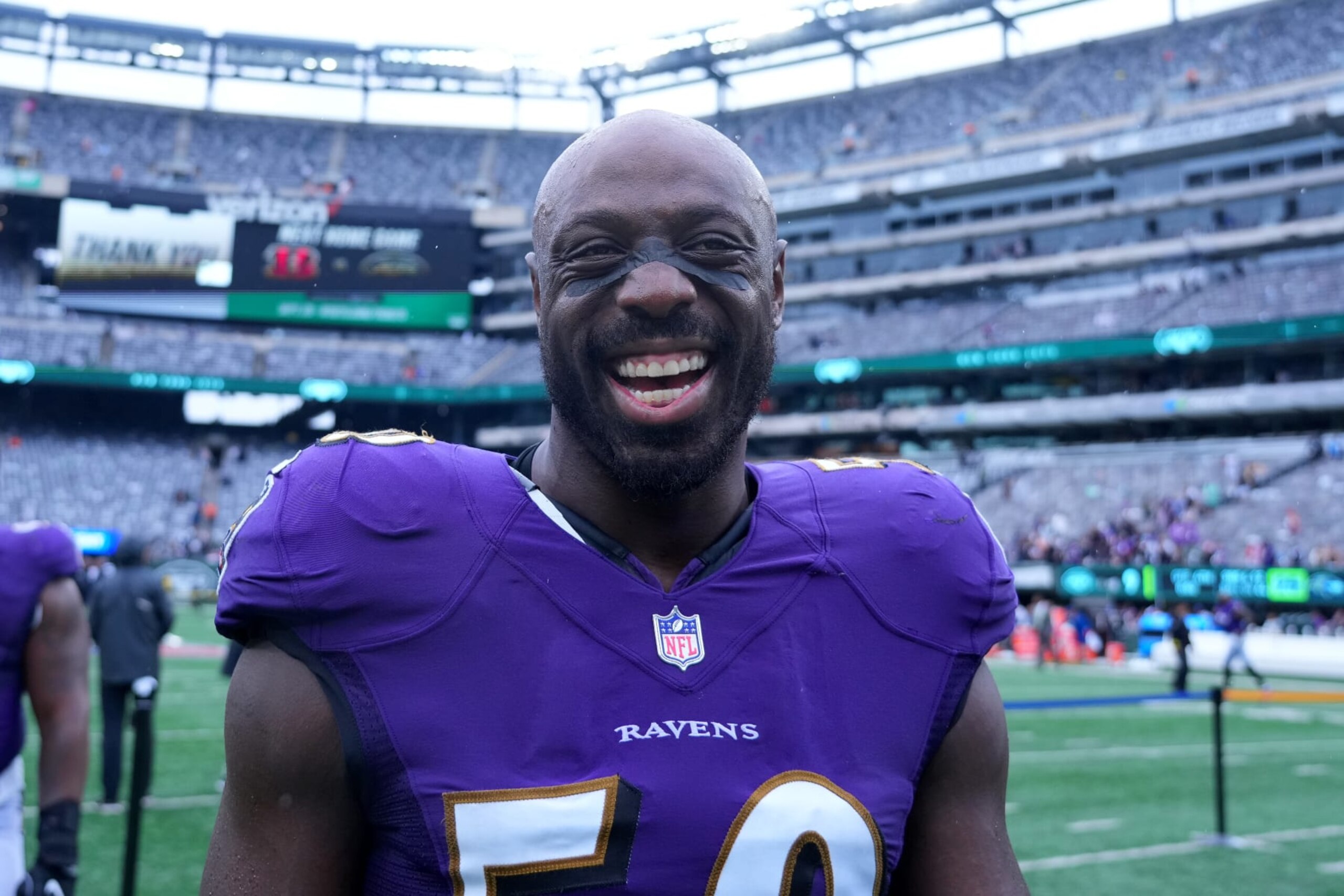 EAST RUTHERFORD, NEW JERSEY - SEPTEMBER 11: Outside Linebacker Justin Houston #50 of the Baltimore Ravens celebrates on the field after defeating the New York Jets 24-9 at MetLife Stadium on September 11, 2022 in East Rutherford, New Jersey. (Photo by Mitchell Leff/Getty Images) EAST RUTHERFORD, NEW JERSEY - SEPTEMBER 11: Outside Linebacker Justin Houston #50 of the Baltimore Ravens celebrates on the field after defeating the New York Jets 24-9 at MetLife Stadium on September 11, 2022 in East Rutherford, New Jersey. (Photo by Mitchell Leff/Getty Images)