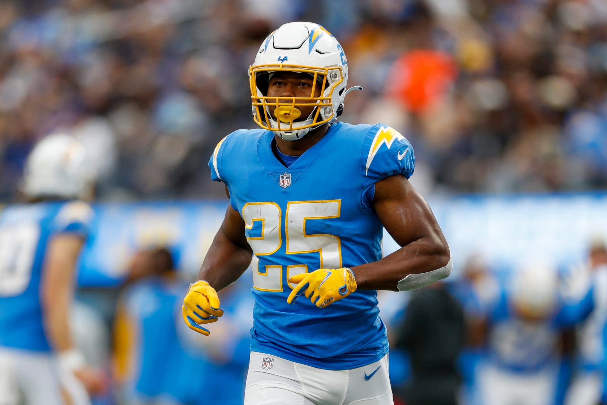 INGLEWOOD, CA - JANUARY 01: Los Angeles Chargers running back Joshua Kelley (25) runs during an NFL regular season game between the Los Angeles Rams and the Los Angeles Chargers on January 01, 2023, at SoFi Stadium in Inglewood, CA. (Photo by Brandon Sloter/Icon Sportswire via Getty Images)