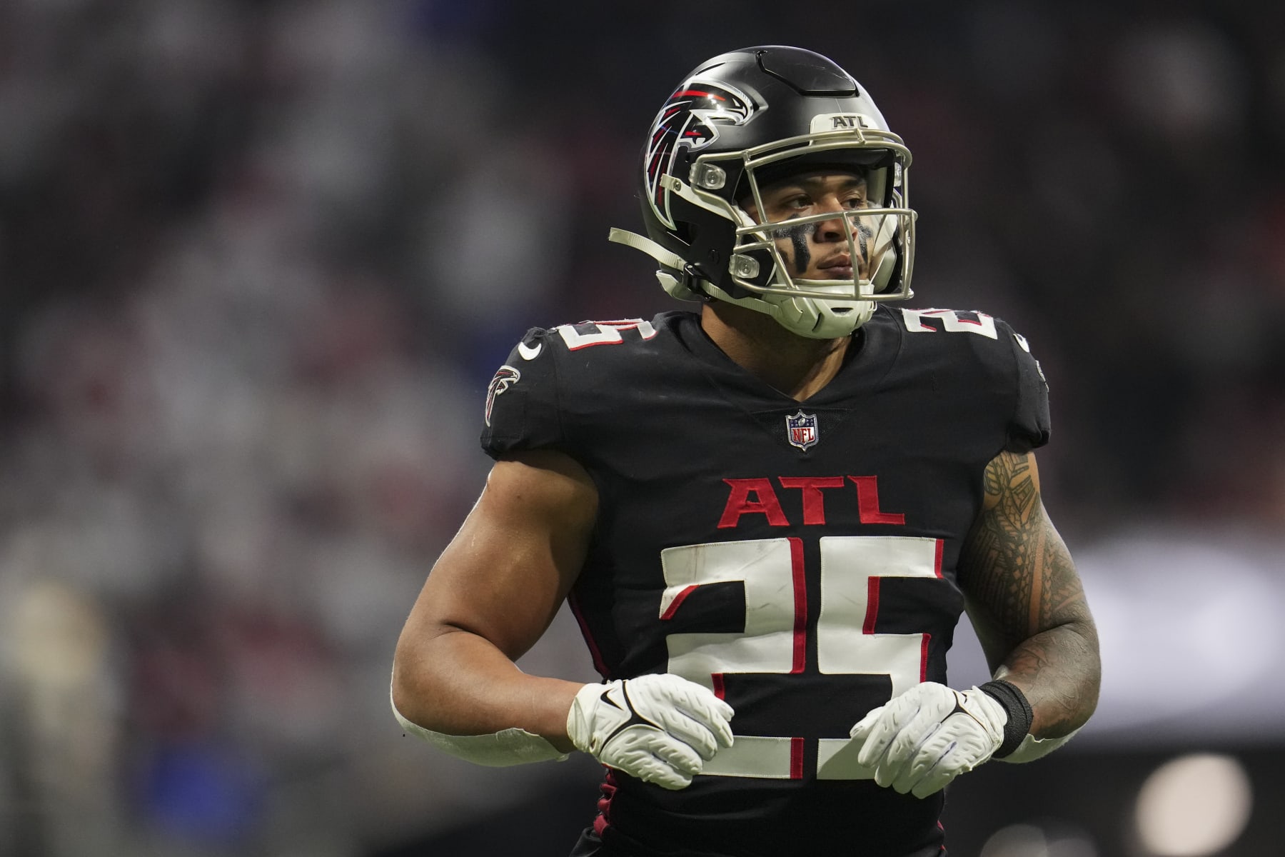 ATLANTA, GA - JANUARY 08: Tyler Allgeier #25 of the Atlanta Falcons gets set against the Tampa Bay Buccaneers at Mercedes-Benz Stadium on January 8, 2023 in Atlanta, Georgia. (Photo by Cooper Neill/Getty Images)