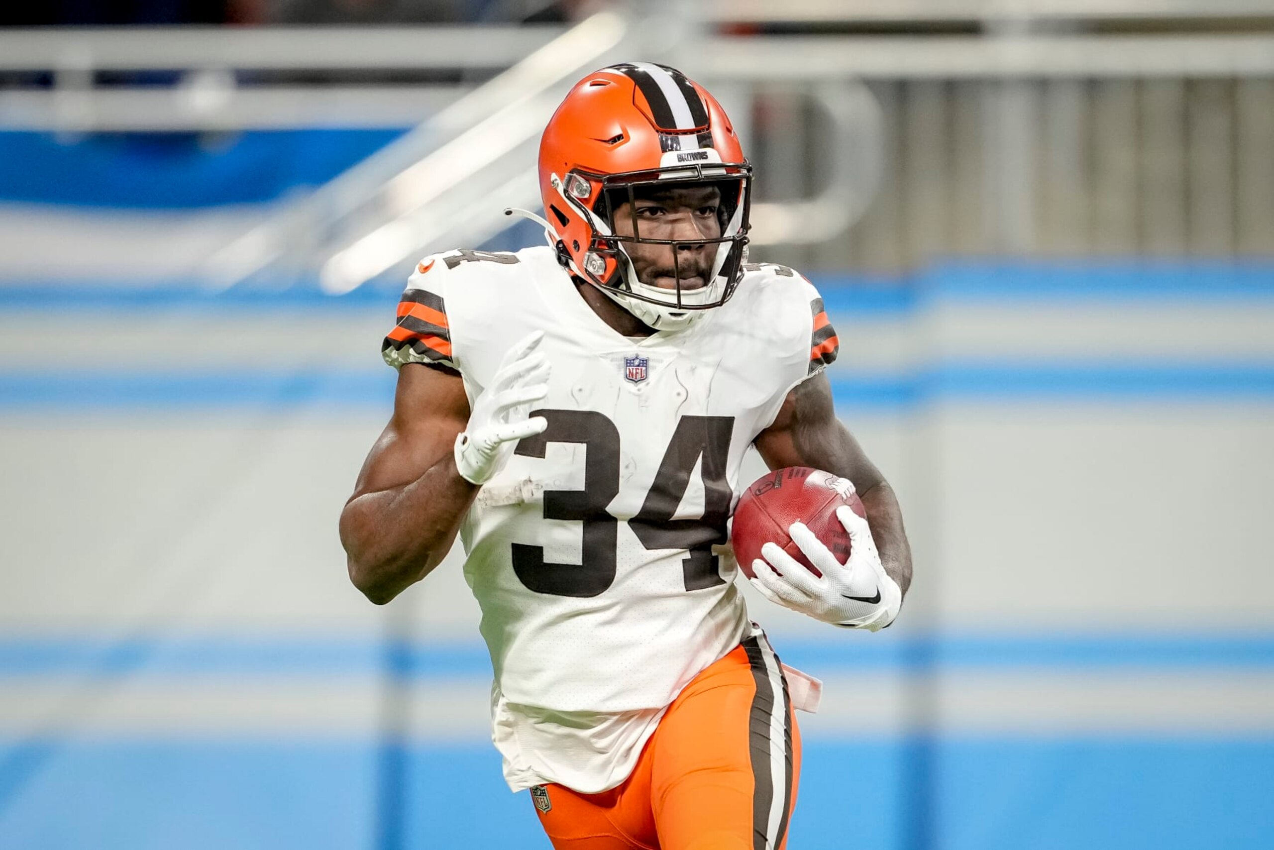 DETROIT, MICHIGAN - NOVEMBER 20: Jerome Ford #34 of the Cleveland Browns runs the ball against the Buffalo Bills at Ford Field on November 20, 2022 in Detroit, Michigan. (Photo by Nic Antaya/Getty Images)