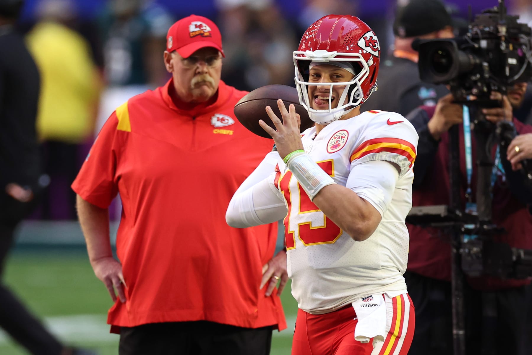 GLENDALE, ARIZONA - FEBRUARY 12: Patrick Mahomes #15 of the Kansas City Chiefs warms up as Andy Reid of the Kansas City Chiefs looks on before playing against the Philadelphia Eagles in Super Bowl LVII at State Farm Stadium on February 12, 2023 in Glendale, Arizona. (Photo by Ezra Shaw/Getty Images)
