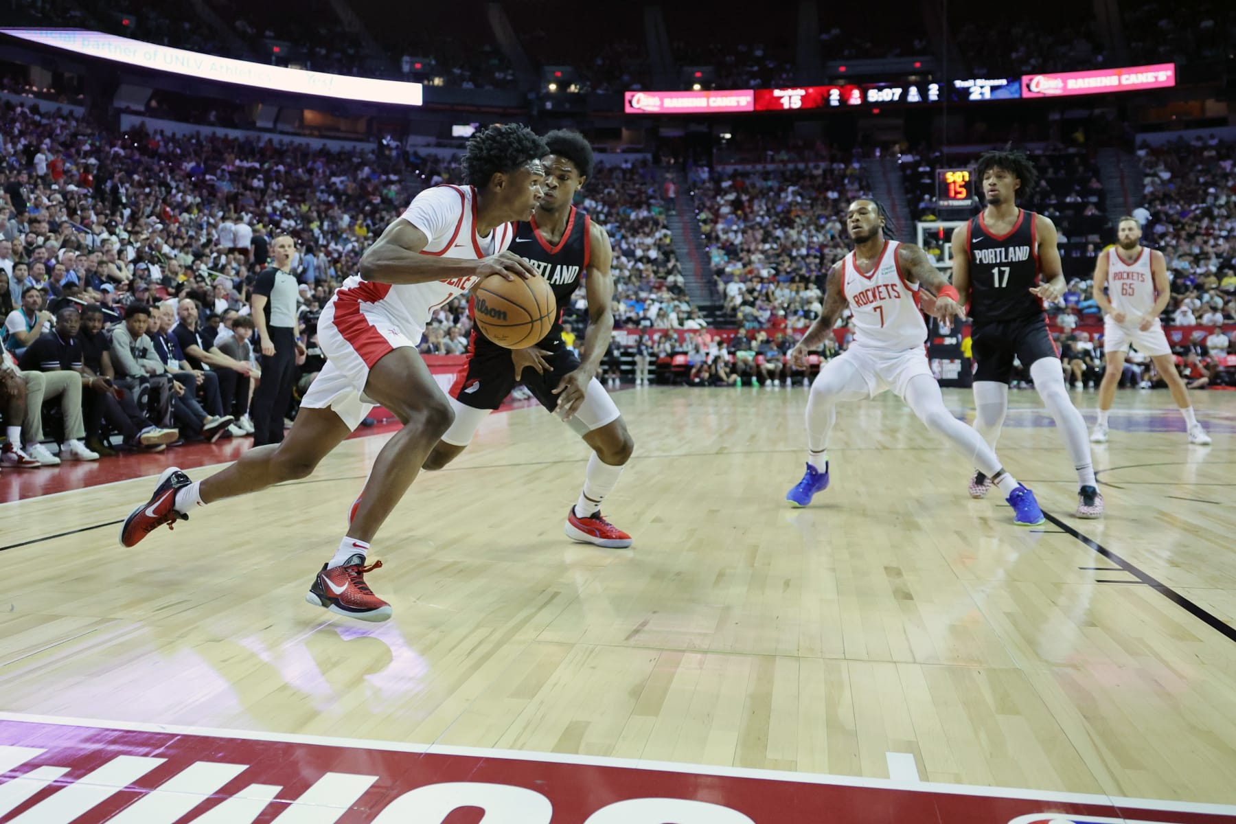 LAS VEGAS, NEVADA - JULY 07: Amen Thompson #1 of the Houston Rockets drives to the basket against Scoot Henderson #0 of the Portland Trail Blazers during the first quarter at the Thomas & Mack Center on July 07, 2023 in Las Vegas, Nevada. (Photo by Ethan Miller/Getty Images)
