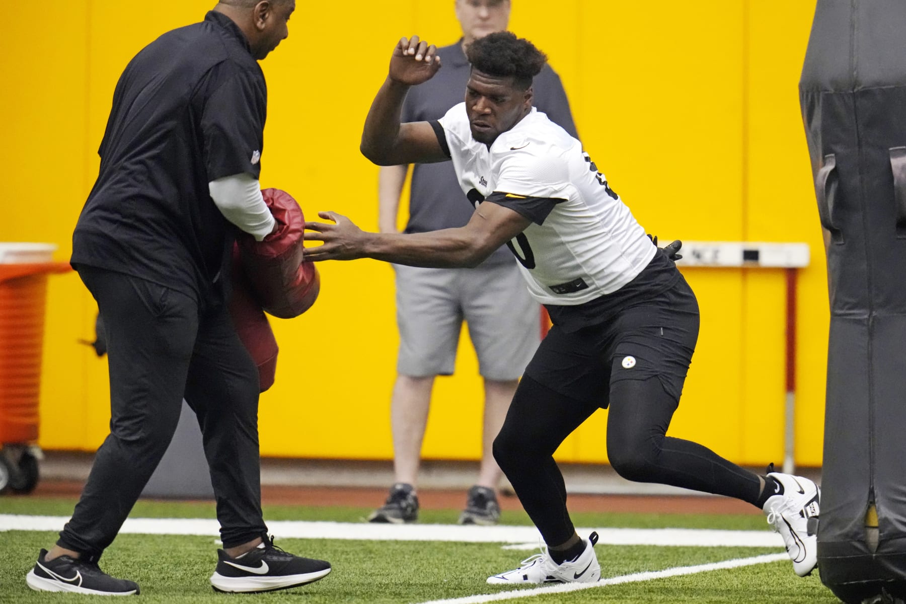 Pittsburgh Steelers third round draft pick Darnell Washington, right, runs a drill during the NFL football team's rookie minicamp in Pittsburgh, Saturday, May 13, 2023. (AP Photo/Gene J. Puskar)