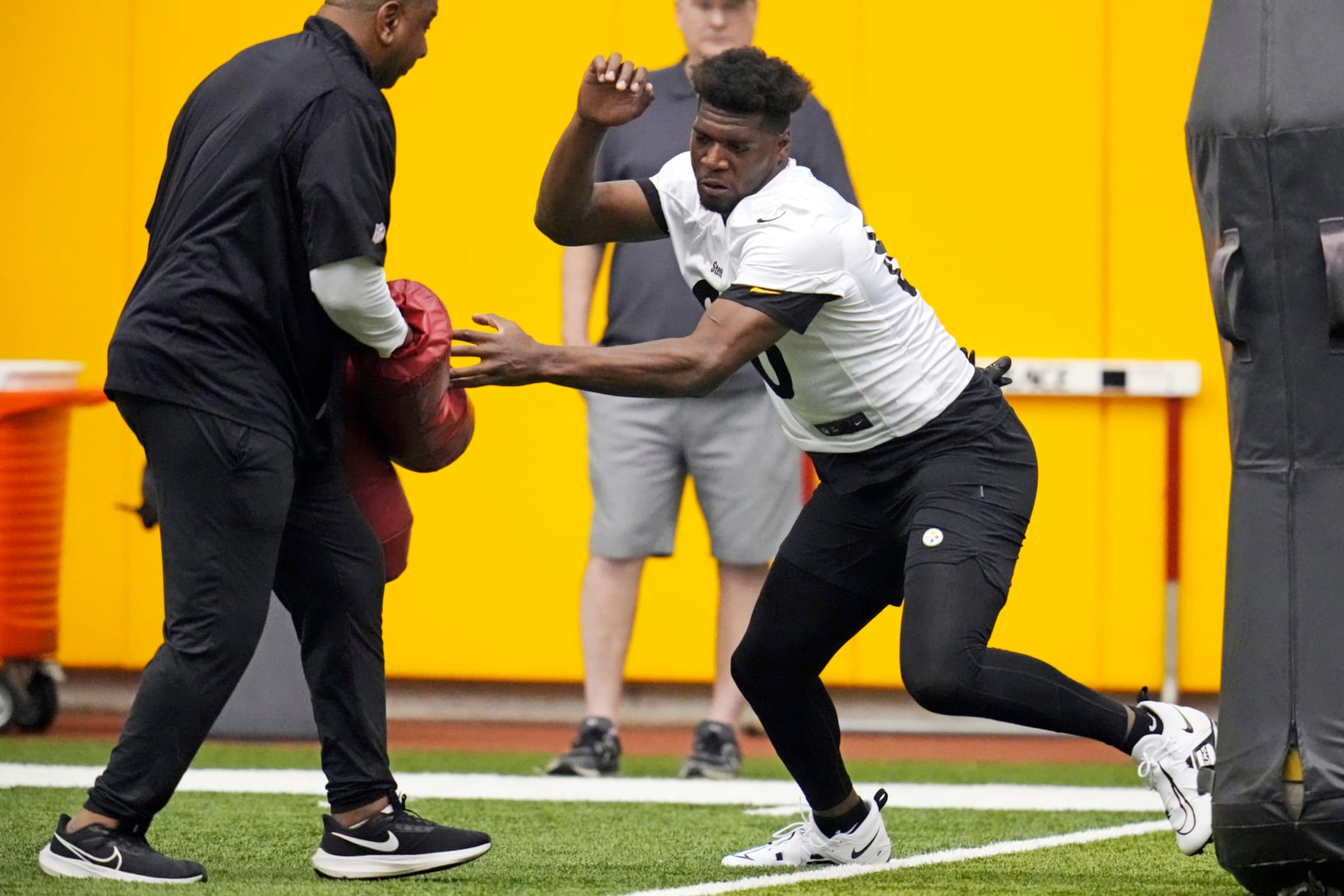 Pittsburgh Steelers third round draft pick Darnell Washington, right, runs a drill during the NFL football team's rookie minicamp in Pittsburgh, Saturday, May 13, 2023. (AP Photo/Gene J. Puskar)