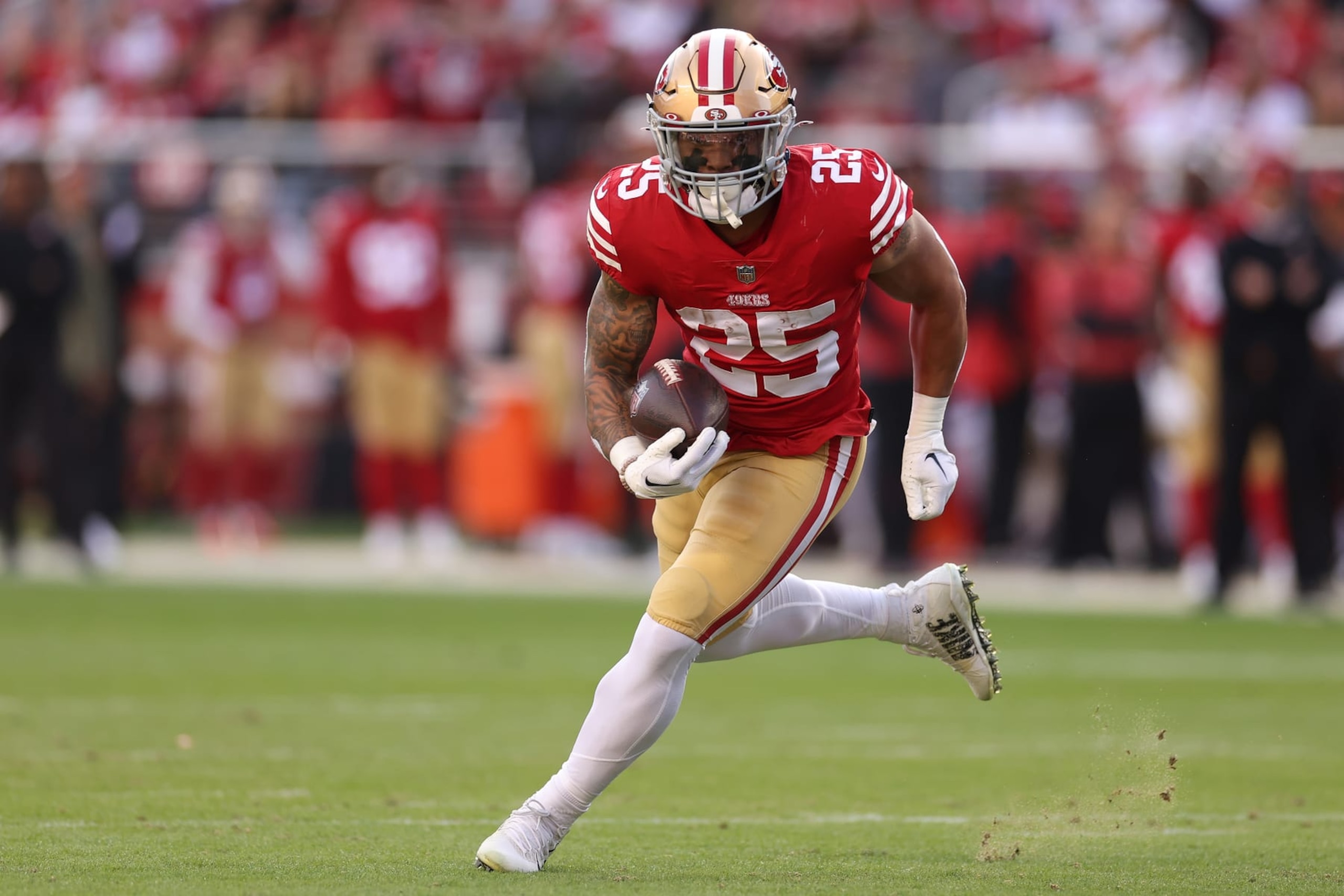 SANTA CLARA, CALIFORNIA - NOVEMBER 27: Elijah Mitchell #25 of the San Francisco 49ers runs with the ball in the first half of a game against the New Orleans Saints at Levi's Stadium on November 27, 2022 in Santa Clara, California. (Photo by Ezra Shaw/Getty Images)