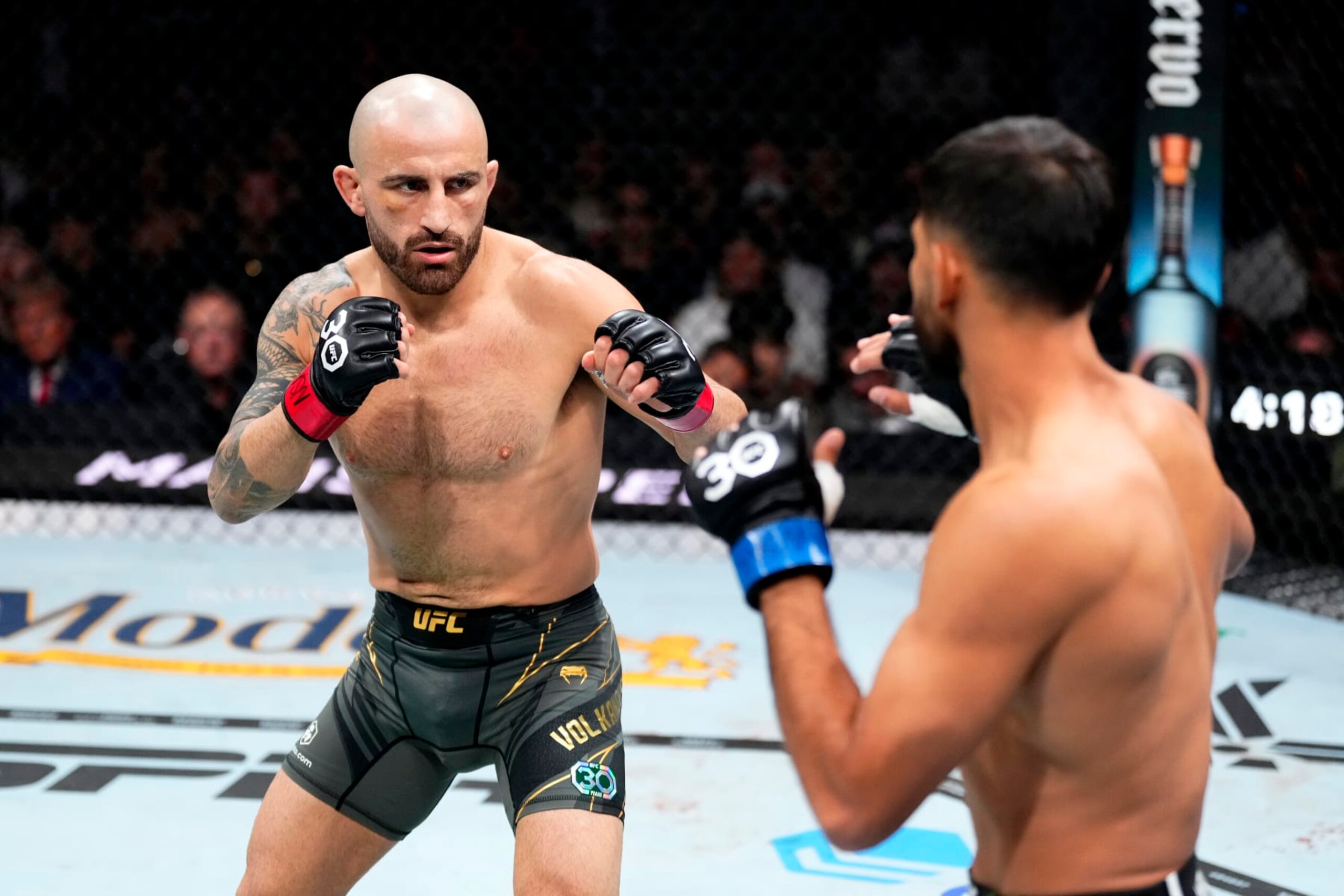 LAS VEGAS, NEVADA - JULY 08: (L-R) Alexander Volkanovski of Australia faces Yair Rodriguez of Mexico in the UFC featherweight championship fight during the UFC 290 event at T-Mobile Arena on July 08, 2023 in Las Vegas, Nevada. (Photo by Jeff Bottari/Zuffa LLC via Getty Images)