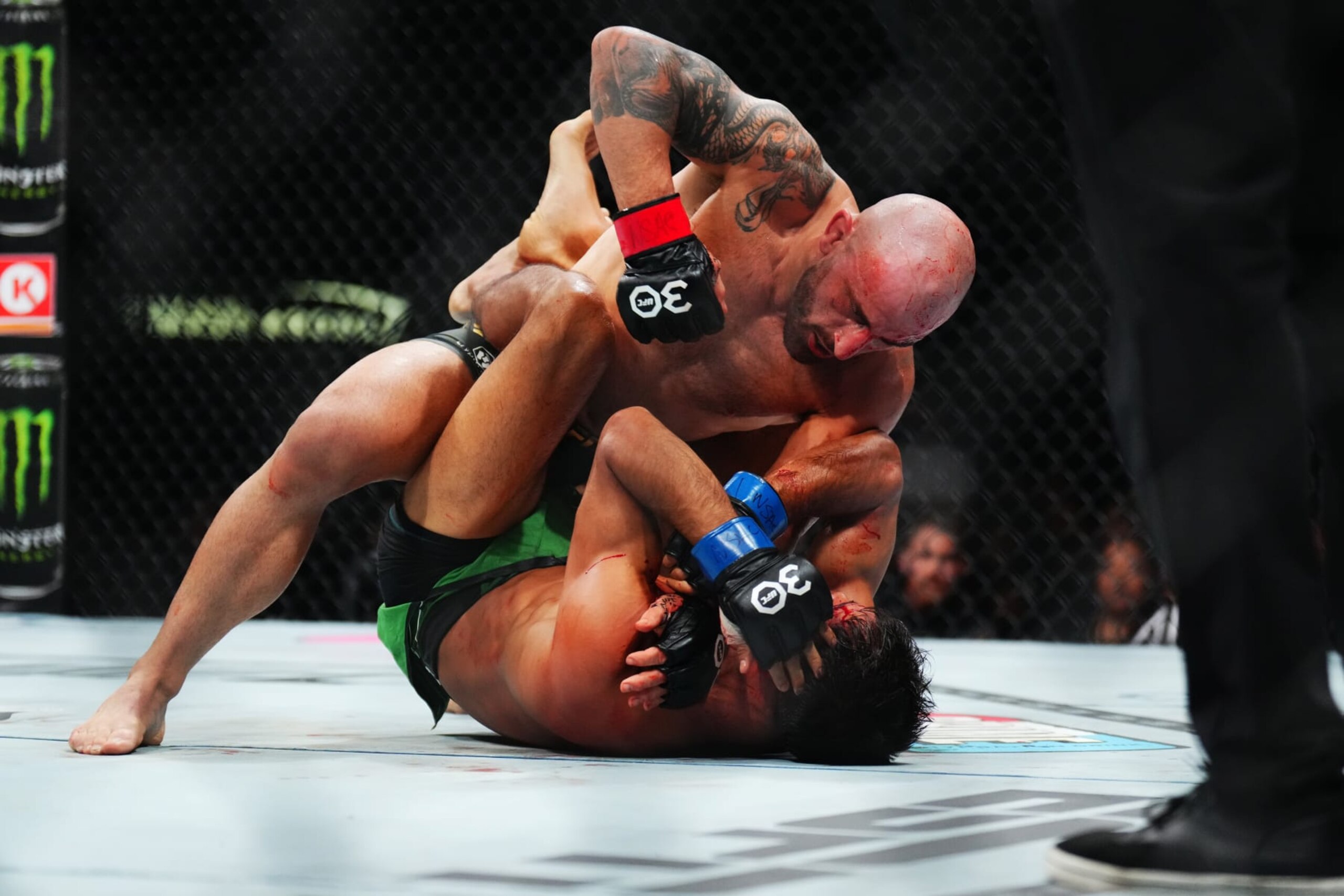 LAS VEGAS, NEVADA - JULY 08: Alexander Volkanovski of Australia punches Yair Rodriguez of Mexico in the UFC featherweight championship fight during the UFC 290 event at T-Mobile Arena on July 08, 2023 in Las Vegas, Nevada. (Photo by Chris Unger/Zuffa LLC via Getty Images)