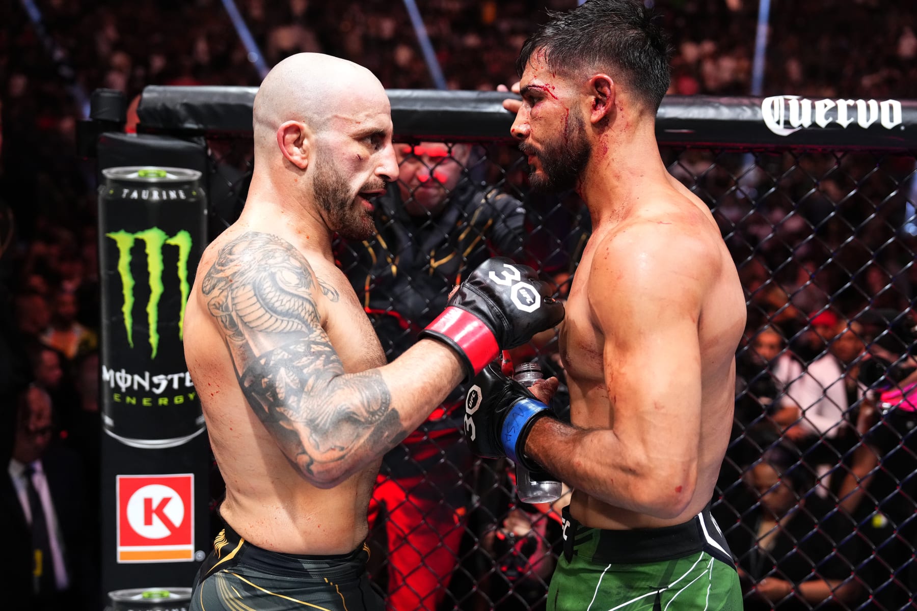 Alexander Volkanovski (left) and Yair Rodriguez