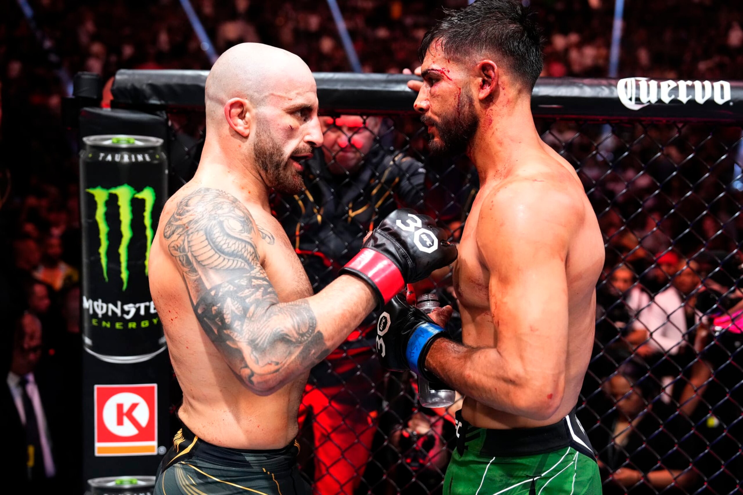 Alexander Volkanovski (left) and Yair Rodriguez