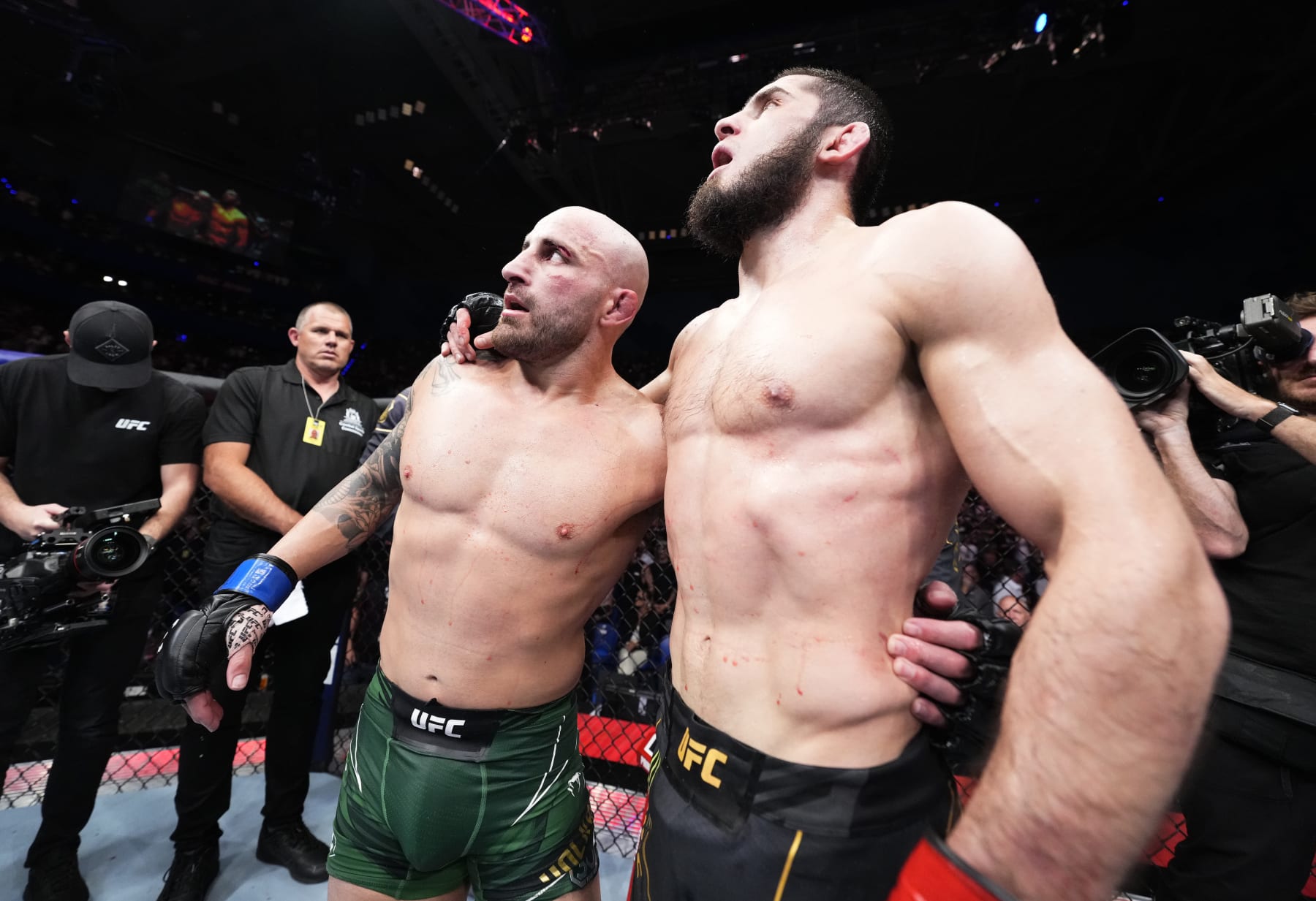 Alexander Volkanovski (left) and Islam Makhachev