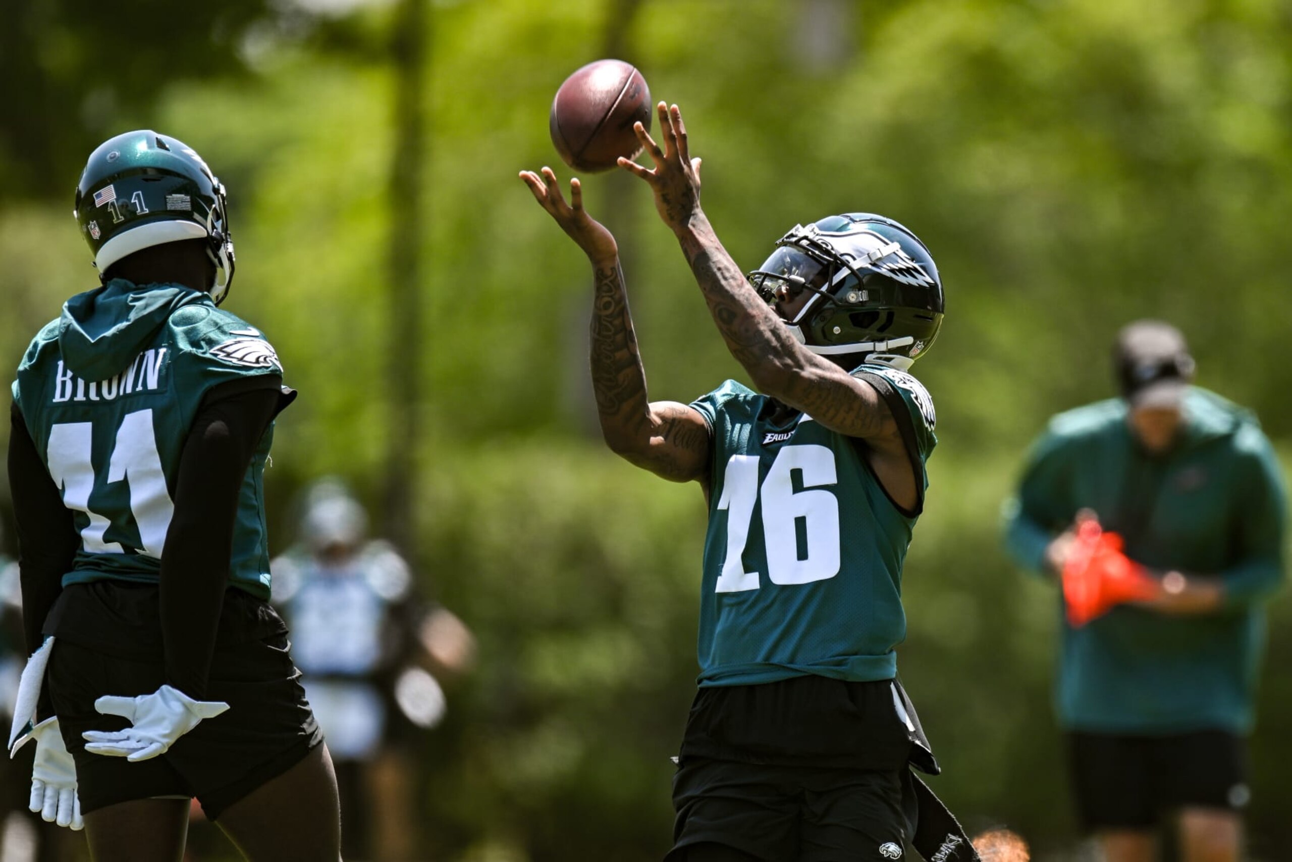 PHILADELPHIA, PA - JUNE 01: Philadelphia Eagles wide receiver Quez Watkins (16) catches a pass during Philadelphia Eagles OTA's at Novacare Complex in Philadelphia, PA (Photo by John Jones/Icon Sportswire via Getty Images)
