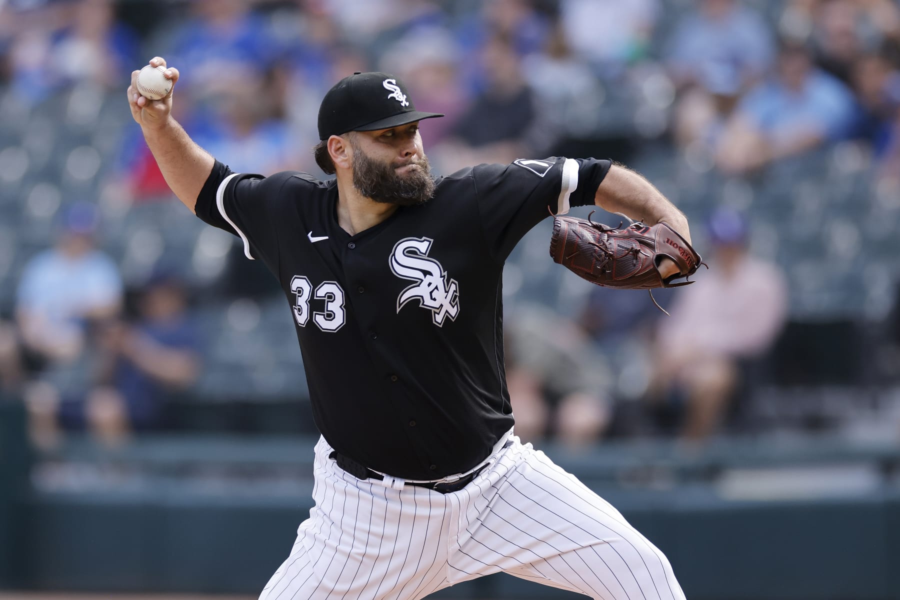 CHICAGO, IL - JULY 06: Chicago White Sox starting pitcher Lance Lynn (33) delivers a pitch during game 1 of a doubleheader against the Toronto Blue Jays on July 6, 2023 at Guaranteed Rate Field in Chicago, Illinois. (Photo by Joe Robbins/Icon Sportswire via Getty Images)